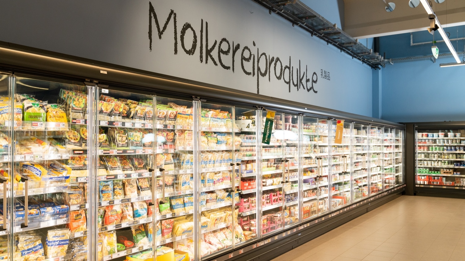 Kühlregale mit Molkereiprodukten.