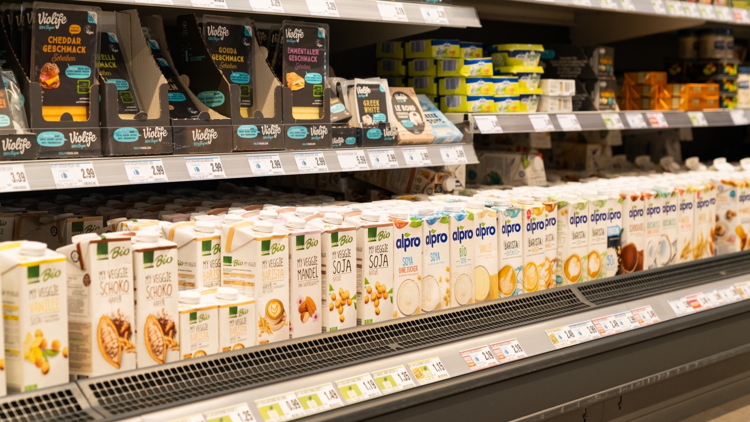 Ein Kühlregal mit verschiedenen Pflanzenmilchsorten.