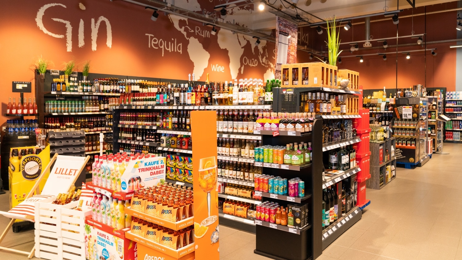 Die Spirituosenabteilung eines EDEKA-Marktes.