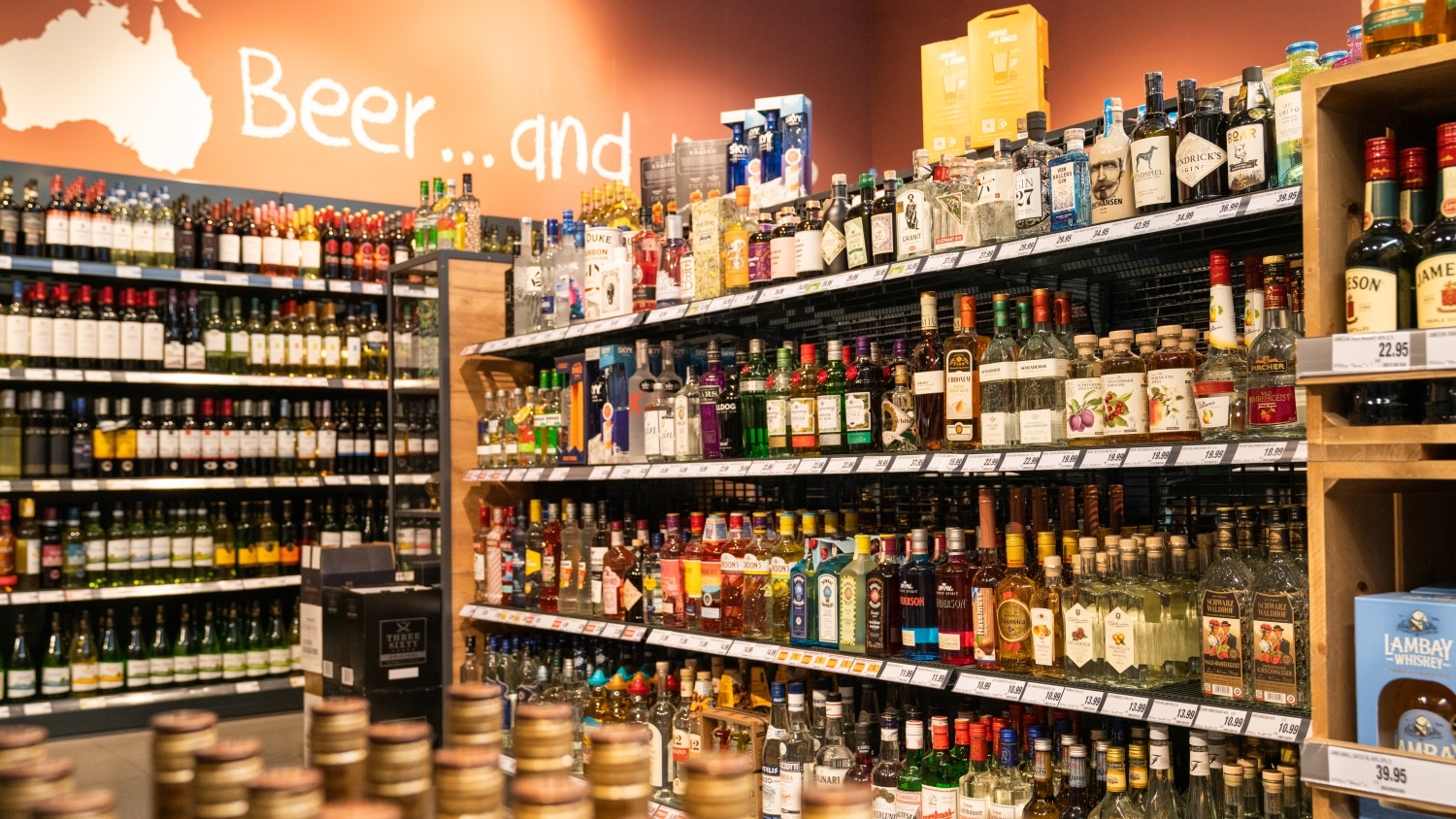 Ein Regal mit Spirituosen.