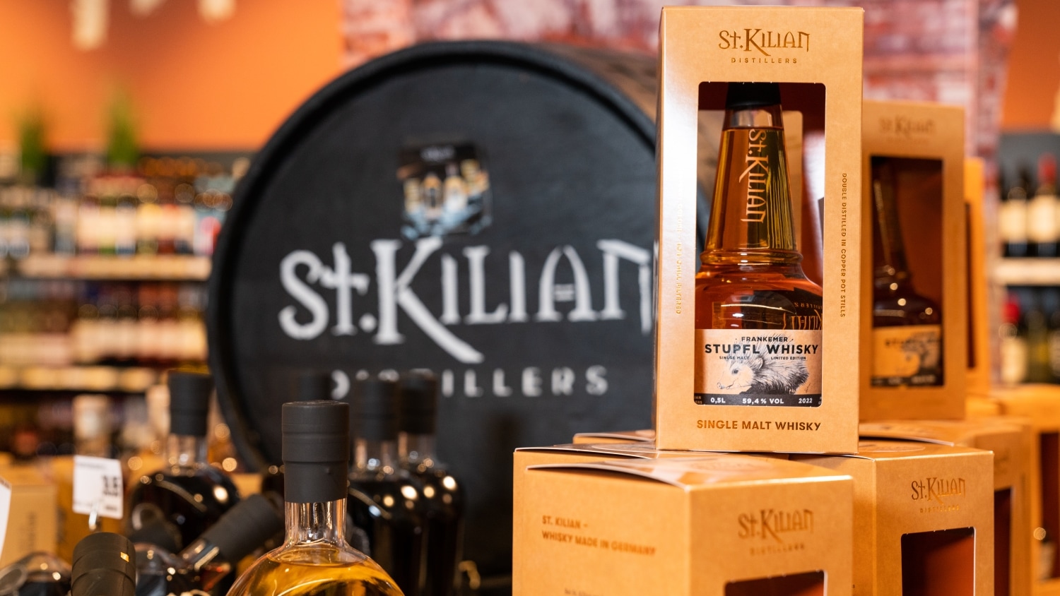 Eine Flasche Stupfl Whisky in einer Verpackung aus Pappe.