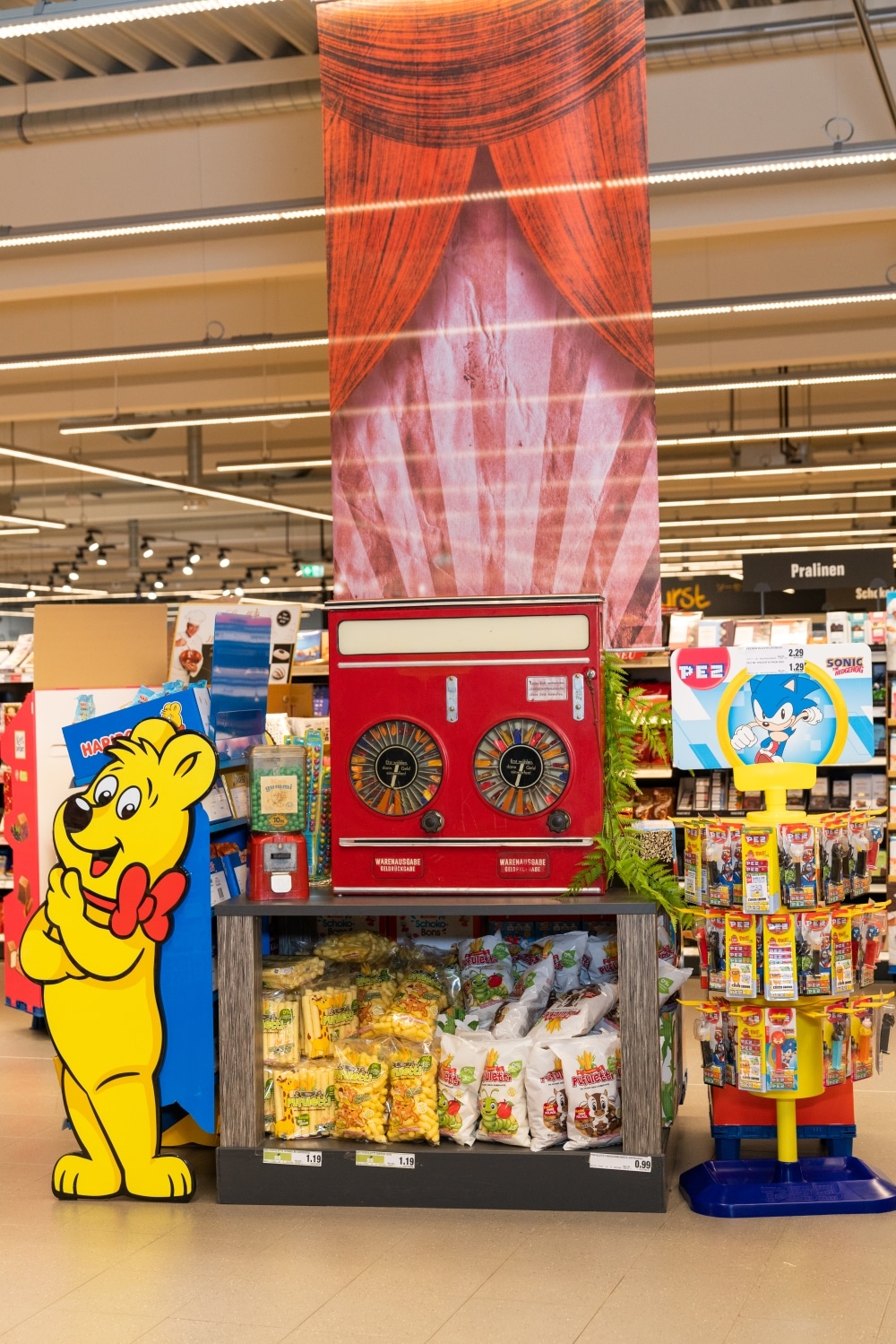 Verschiedene Aufsteller mit Süßigkeiten.