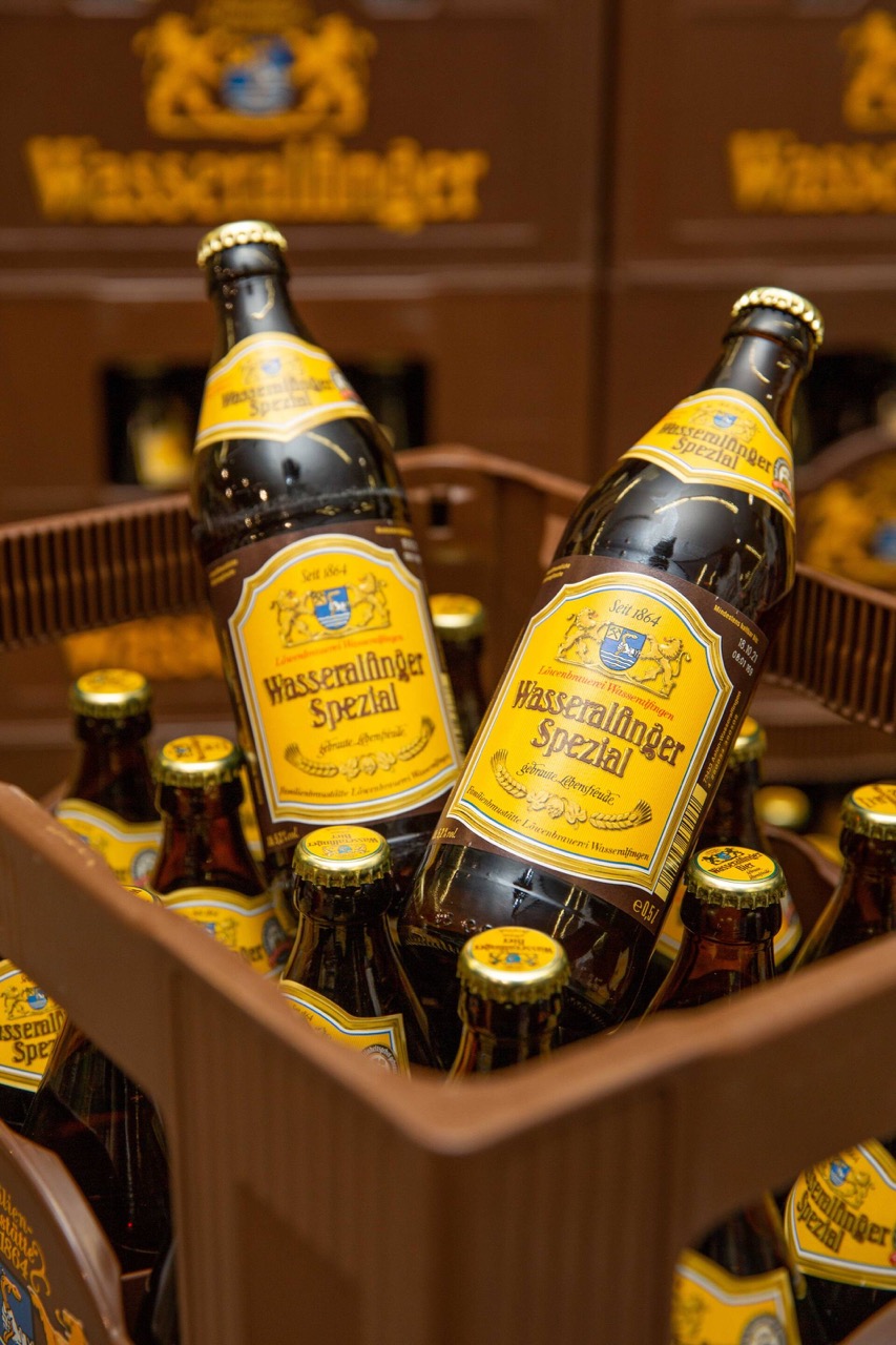 Zwei Flaschen Wasseralfinger Spezial Bier.