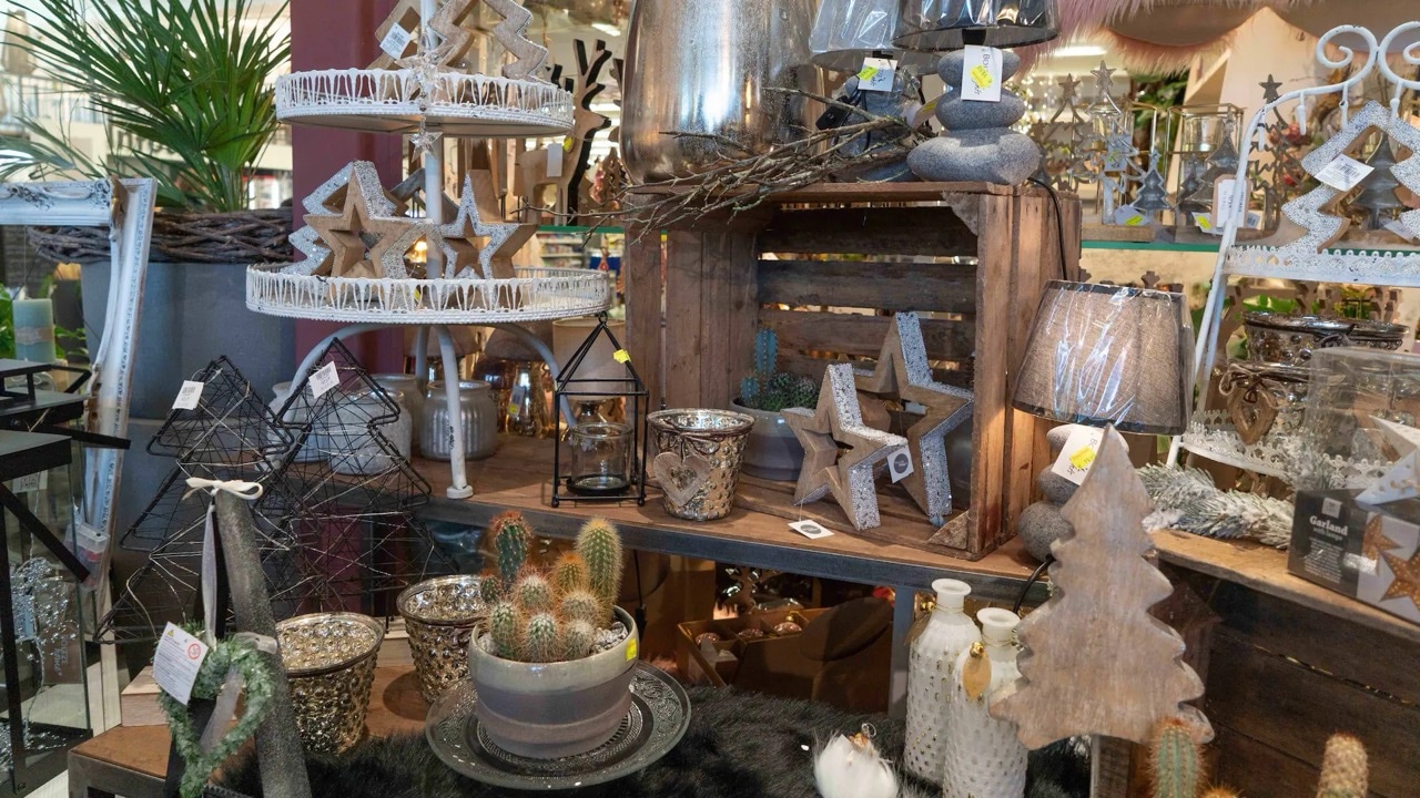 Verschiedene winterliche Dekokrationsartikel.