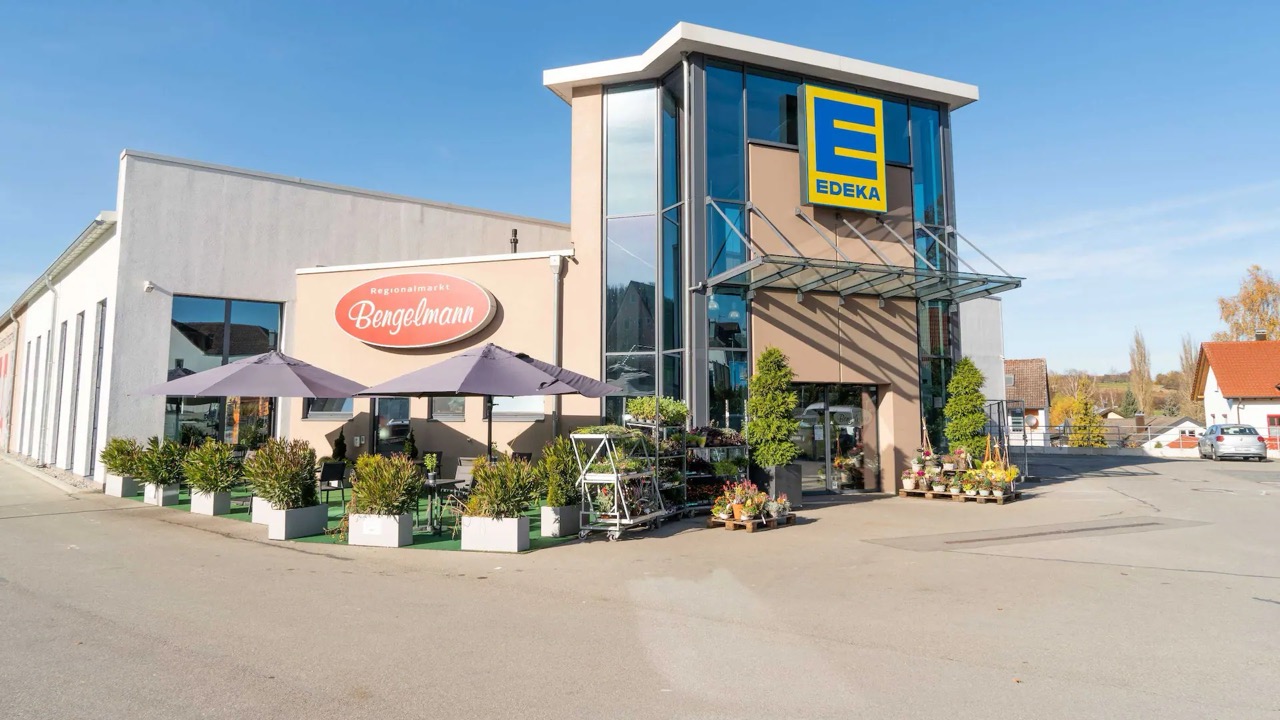 Die Außenansicht eines EDEKA-Marktes.