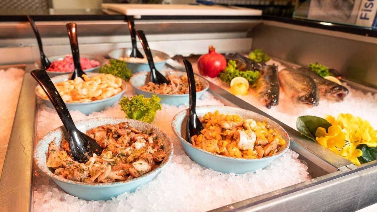 Eine Theke mit verschiedenen Schüsseln voller Meeresfrüchte.