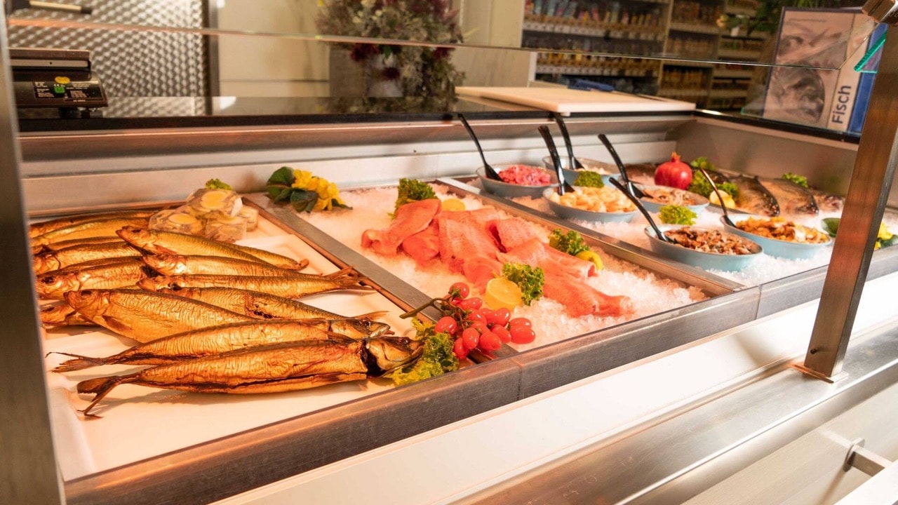 Nahaufnahme einer Fischtheke in einem Edeka-Markt
