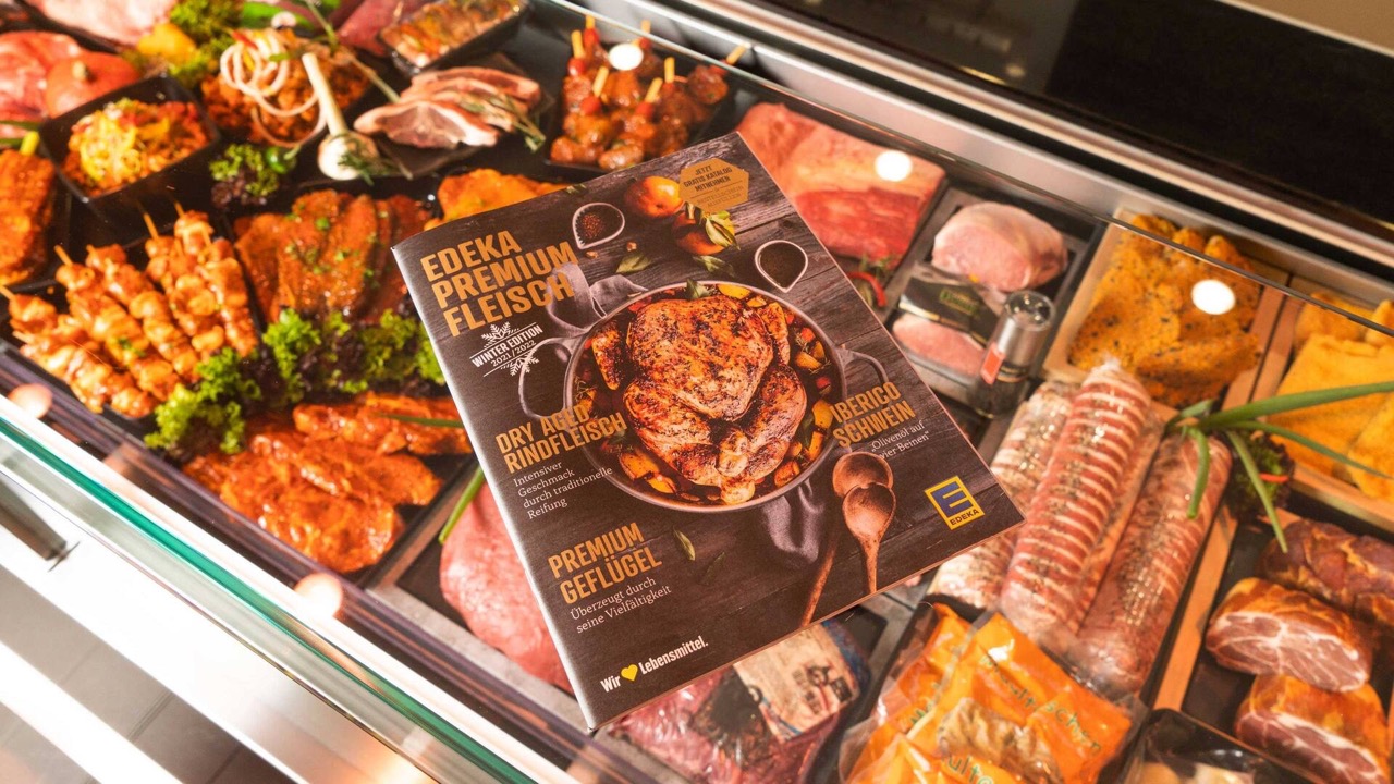 Ein Edeka-Prospekt auf dem Tresen einer Fleischtheke.