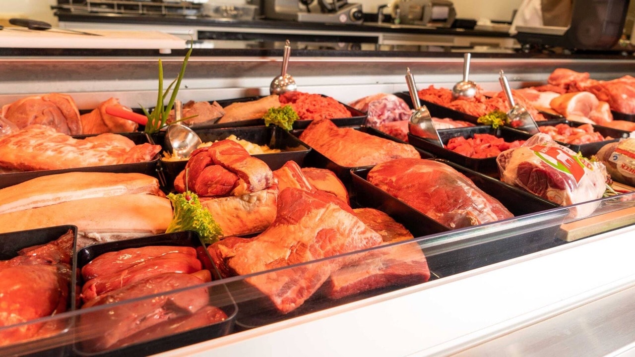 Verschiedene Fleischprodukte in einer Theke.