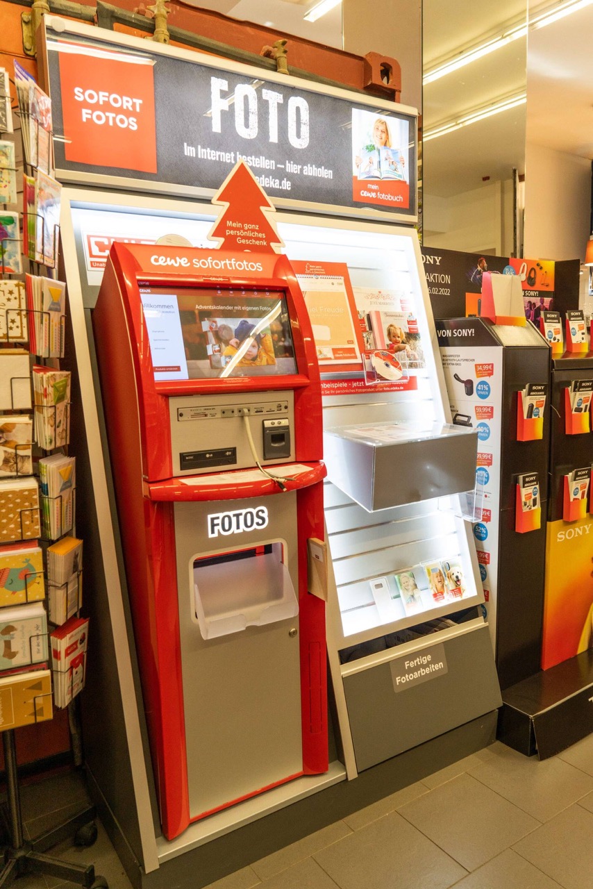 Eine Foto-Station in einem Edeka-Markt.