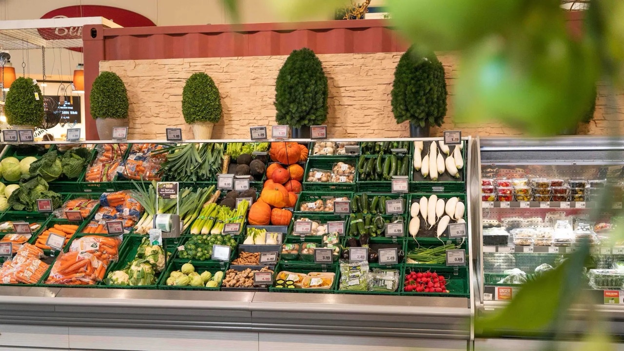 Ausschnitt der Gemüse-Abteilung eines Edeka-Marktes.