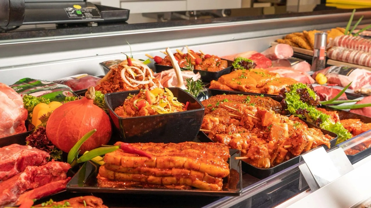 Verschiedene Fleischprodukte in einer Theke.