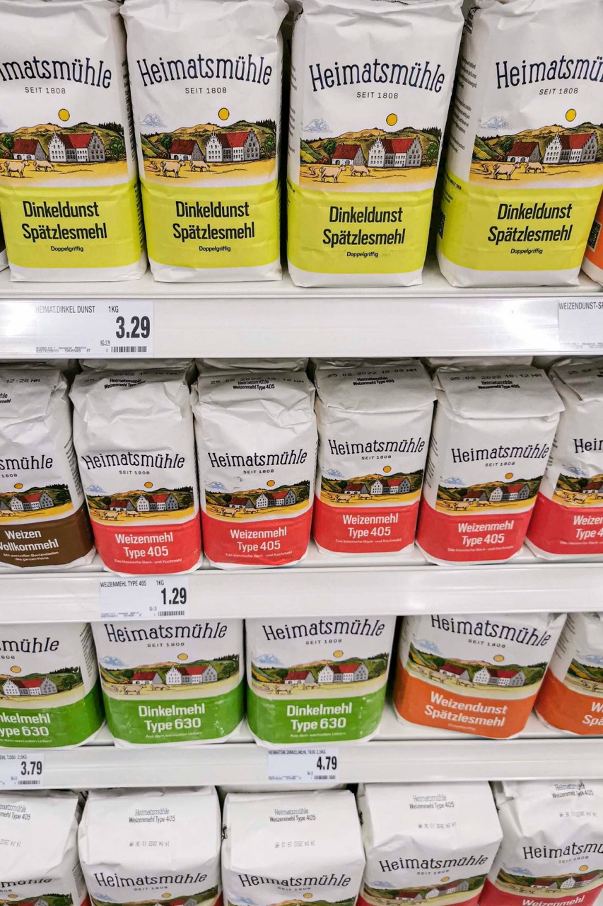 Ein Regal mit verschiedenen Mehltypen.