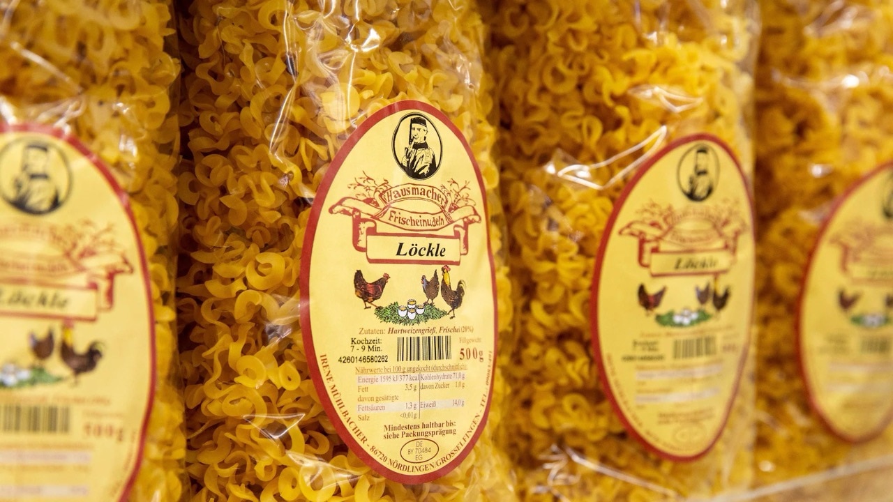 Nahaufnahme mehrerer Packungen Hausmacher Frischeinudeln.