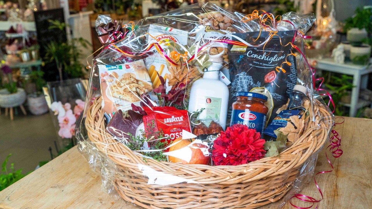 Ein Präsentkorb mit verschiedenen italienischen Lebensmitteln.