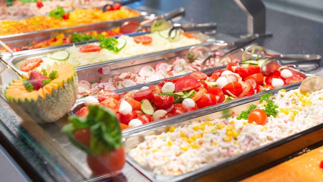 Nahaufnahme einer Salatbar.