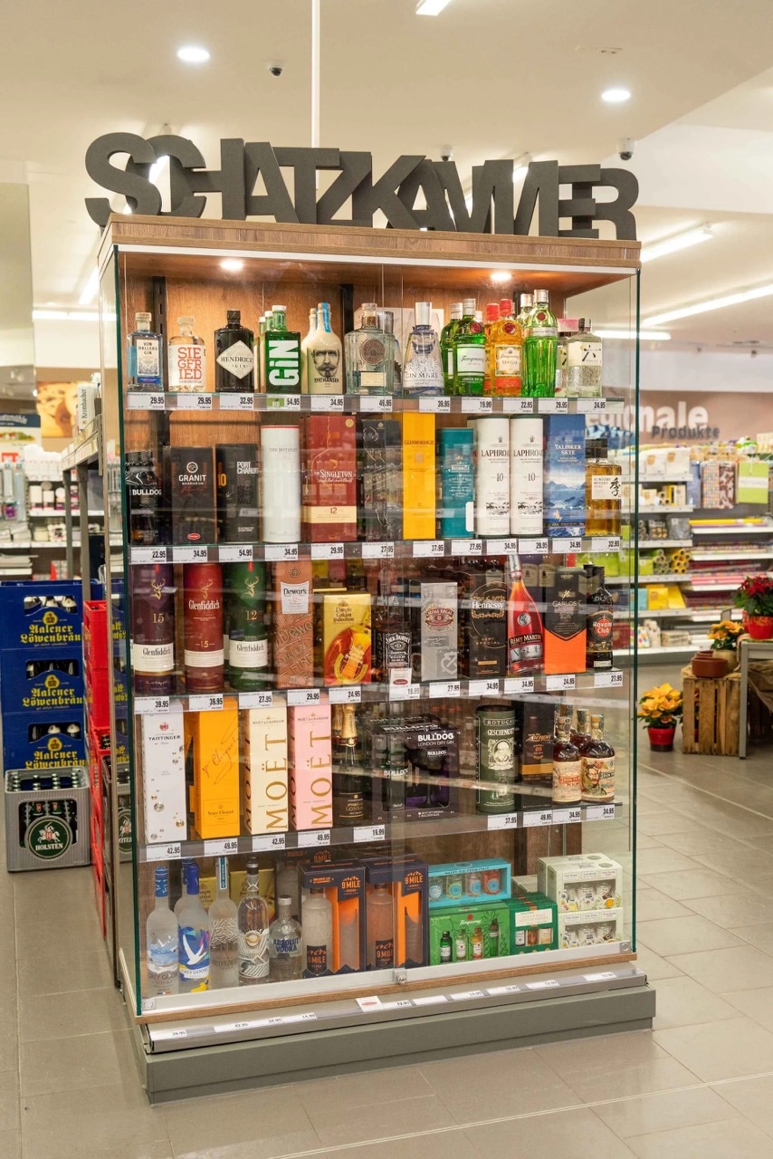 Eine Vitrine mit hochpreisigen Spirituosen.