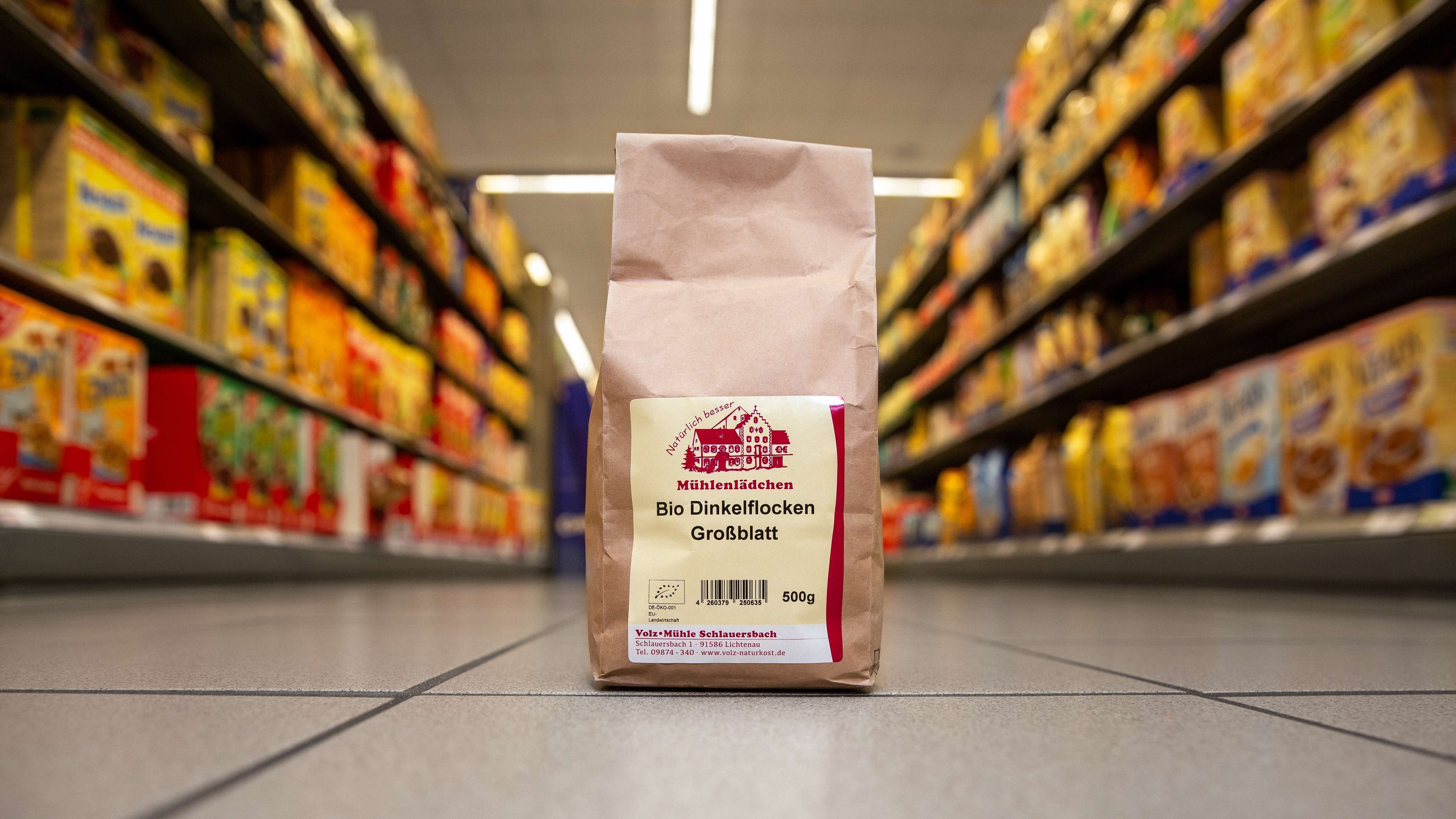 Eine Packung Bio-Dinkelflocken im Gang eines Edeka-Centers.