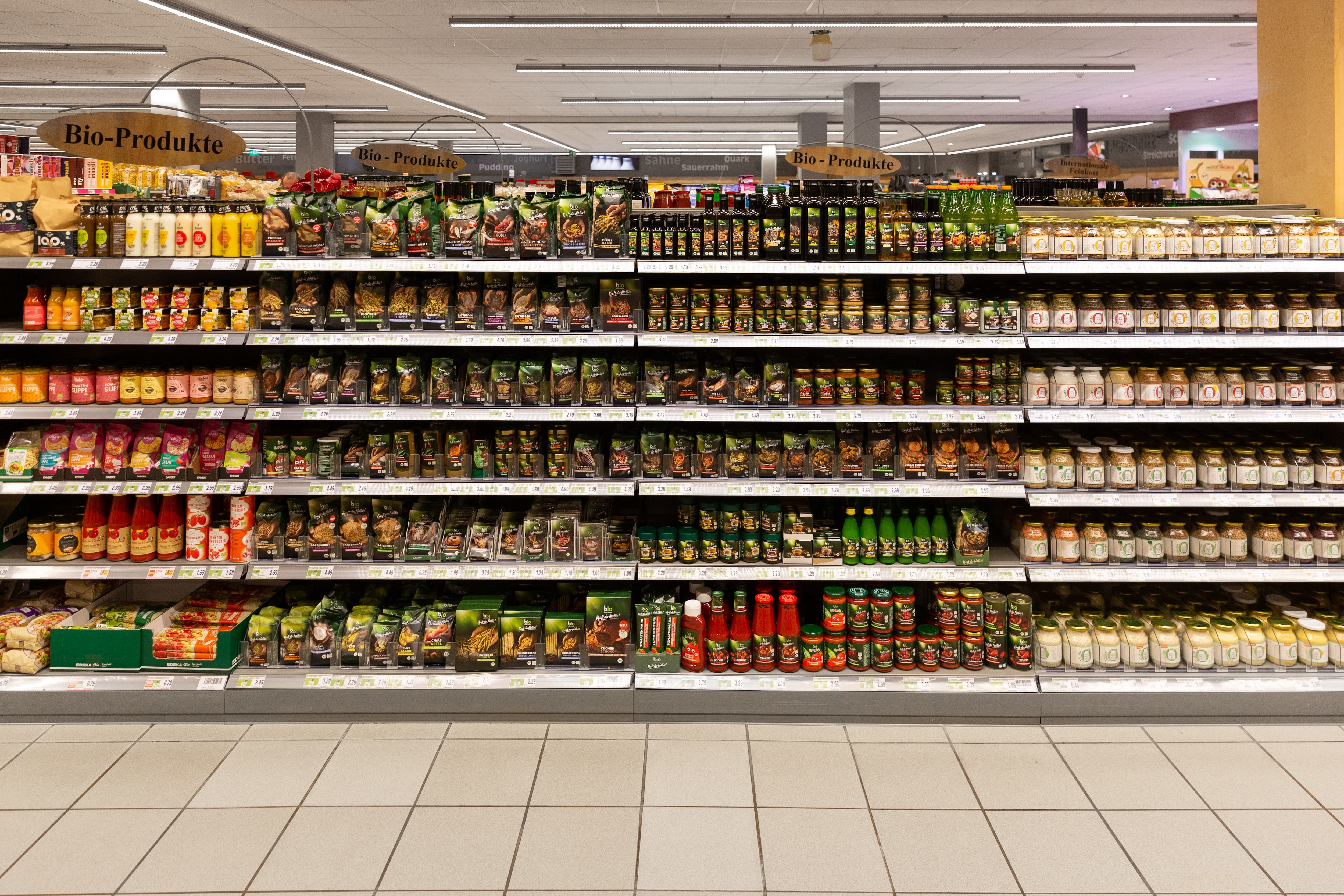 Ein Regal mit Bio-Produkten in einem Edeka.