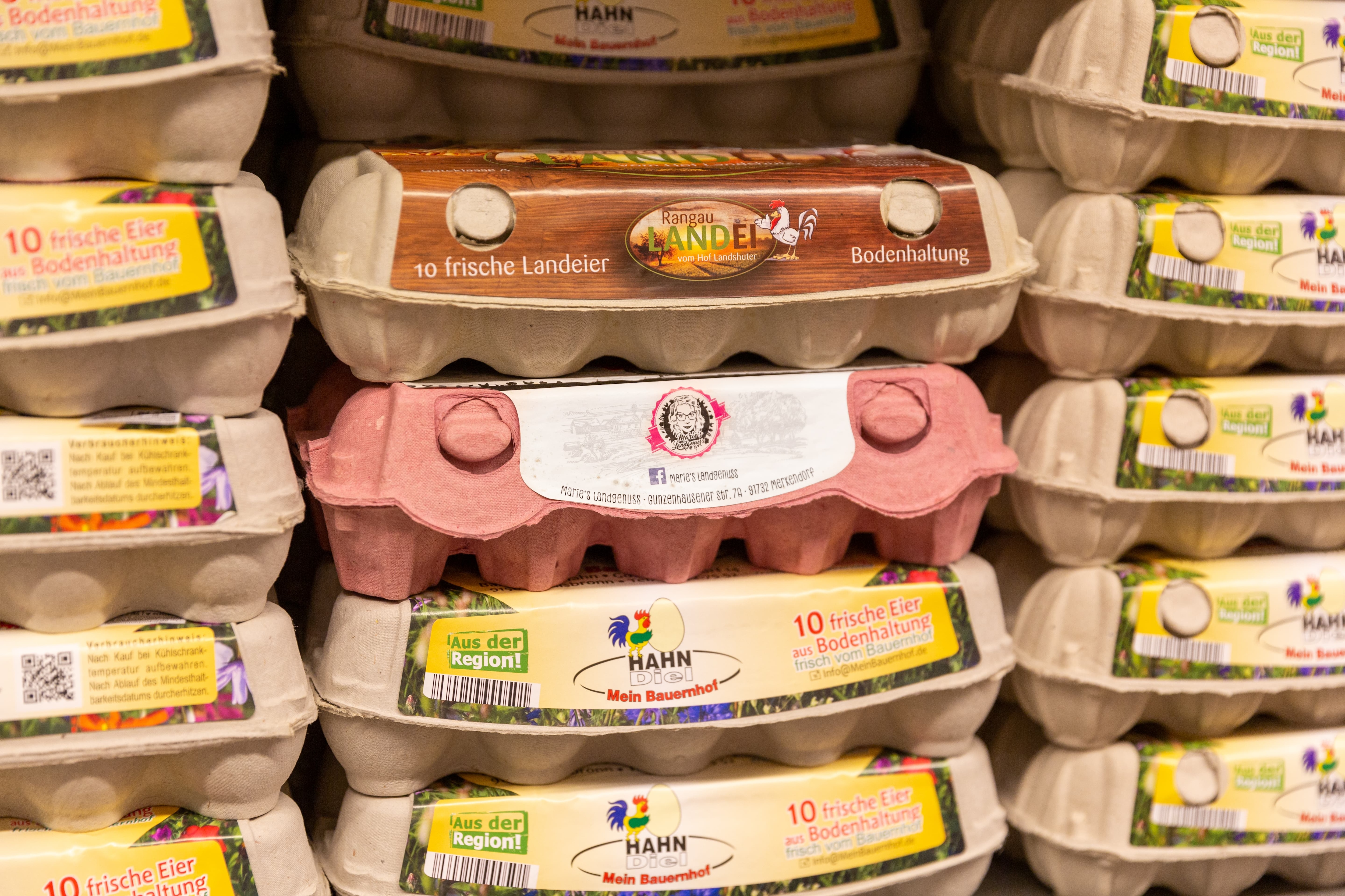 Nahaufnahme von mehreren Eierkartons.