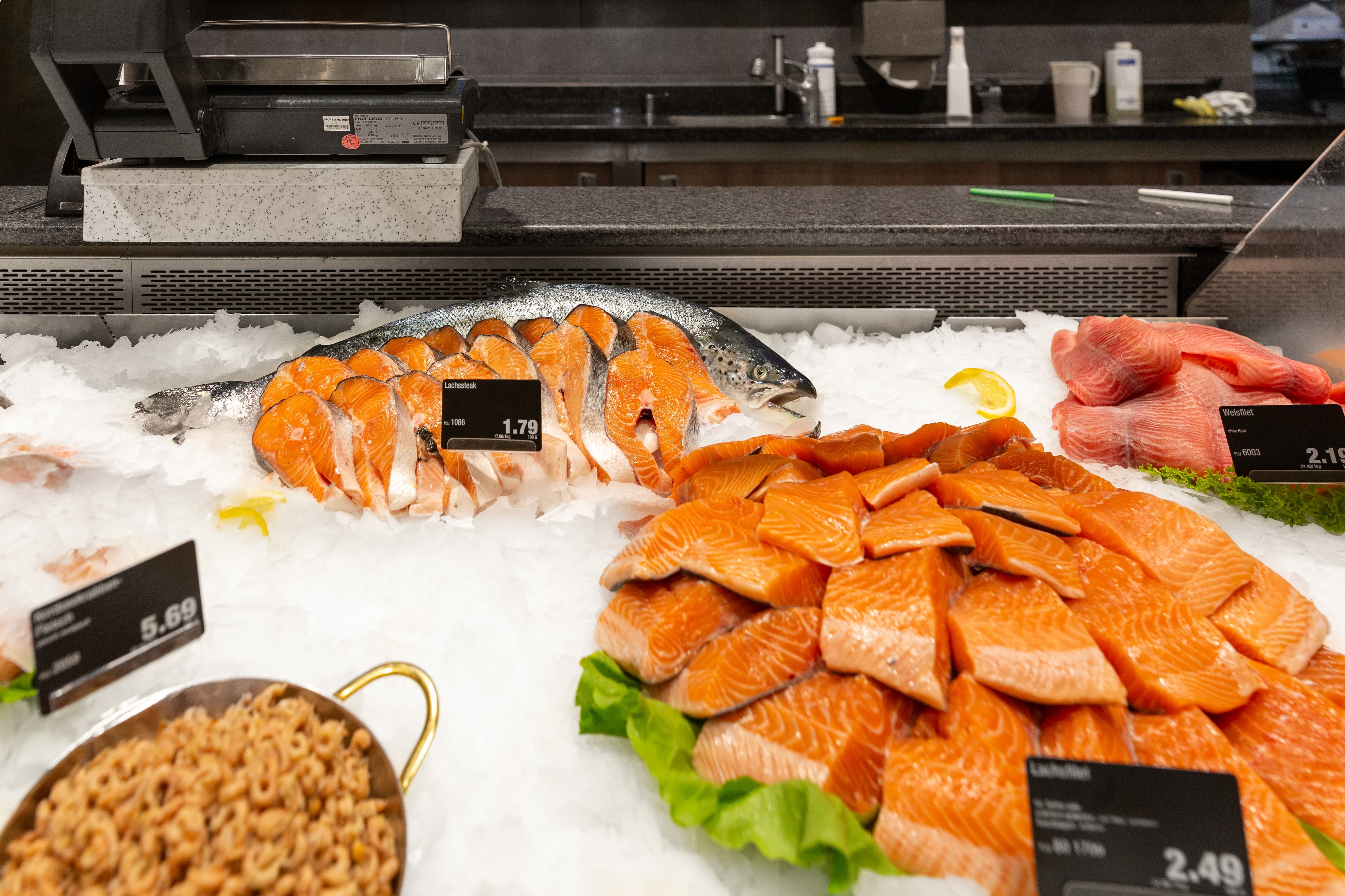 Auslage mit verschiedenen Fischspezialitäten.