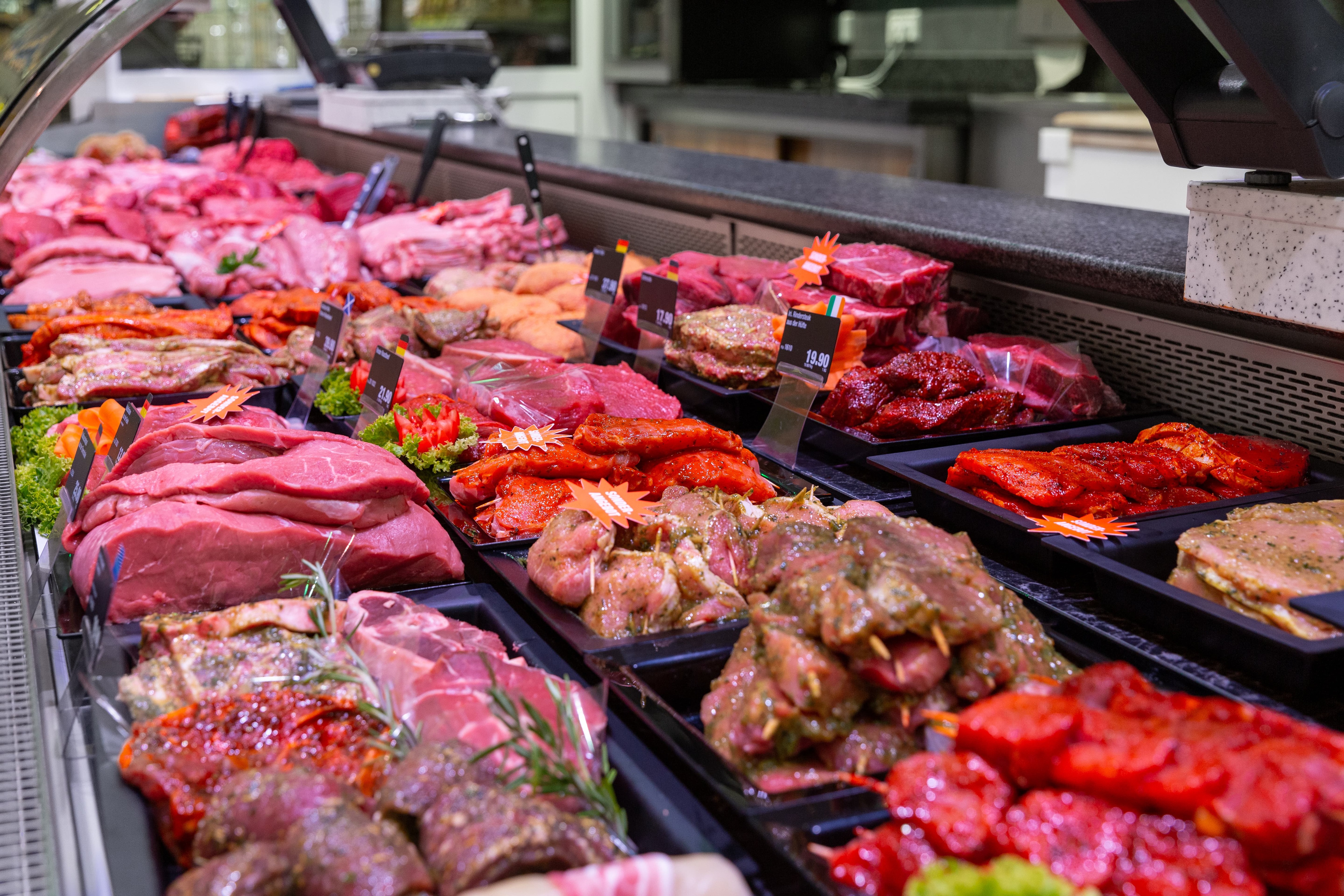 Fleischtheke eines Edeka-Centers.