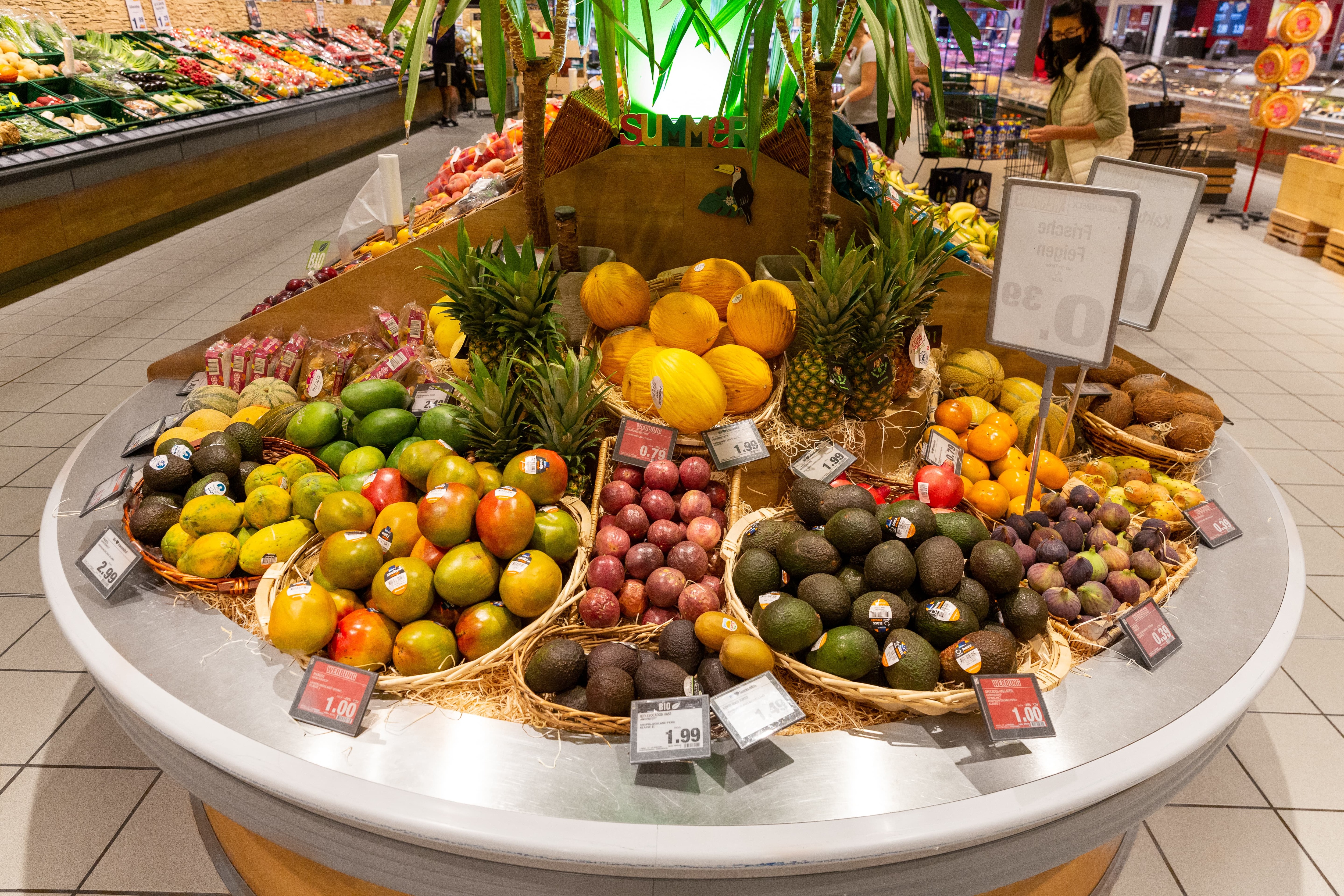 Verschiedene exotische Früchte angeordnet in einer Auslage.