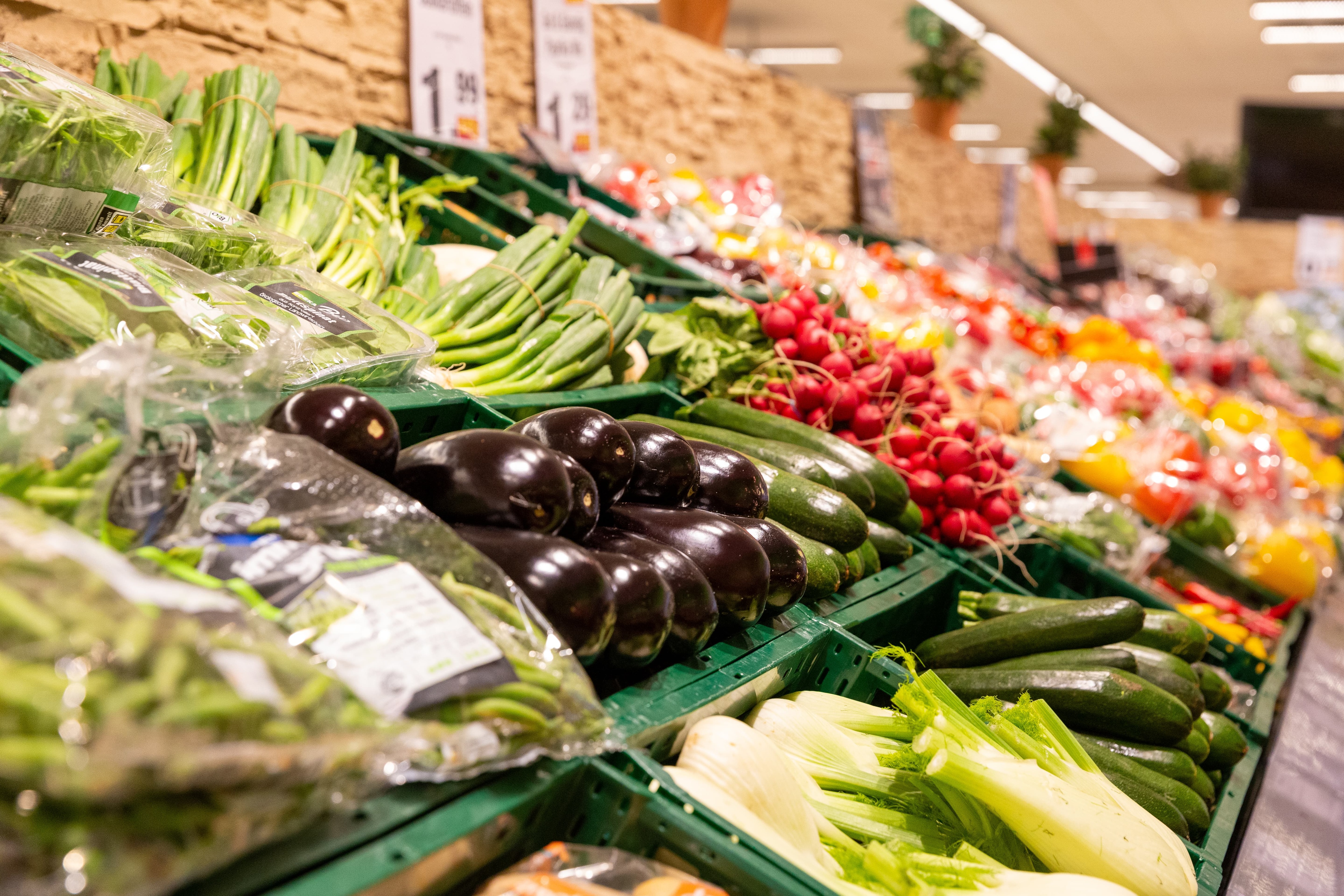 Nahaufnahme verschiedener Gemüsesorten in der Gemüseabteilung eines Edeka-Centers.