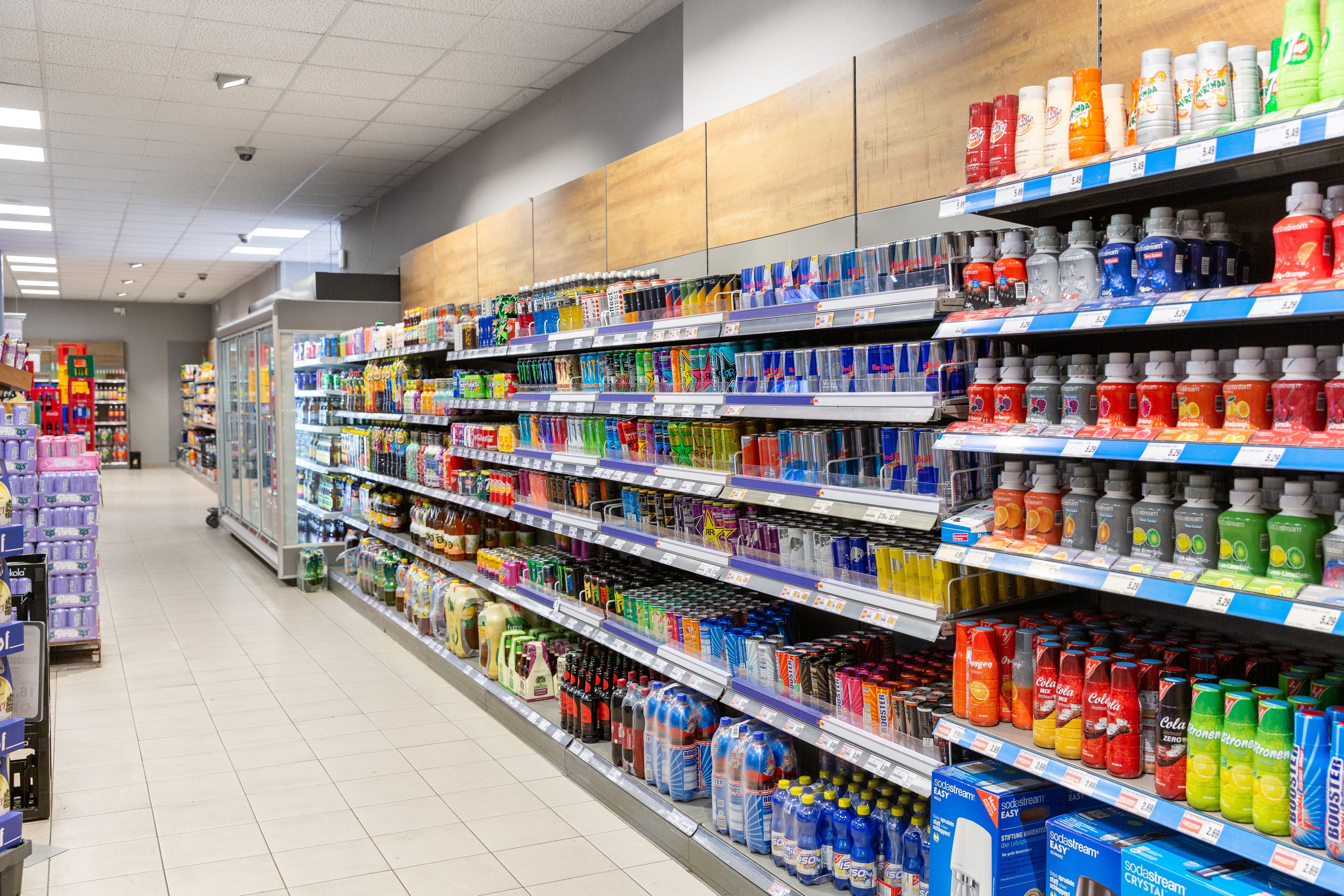 Ein Regal mit verschiedenen Softdrinks in einem Edeka-Center.