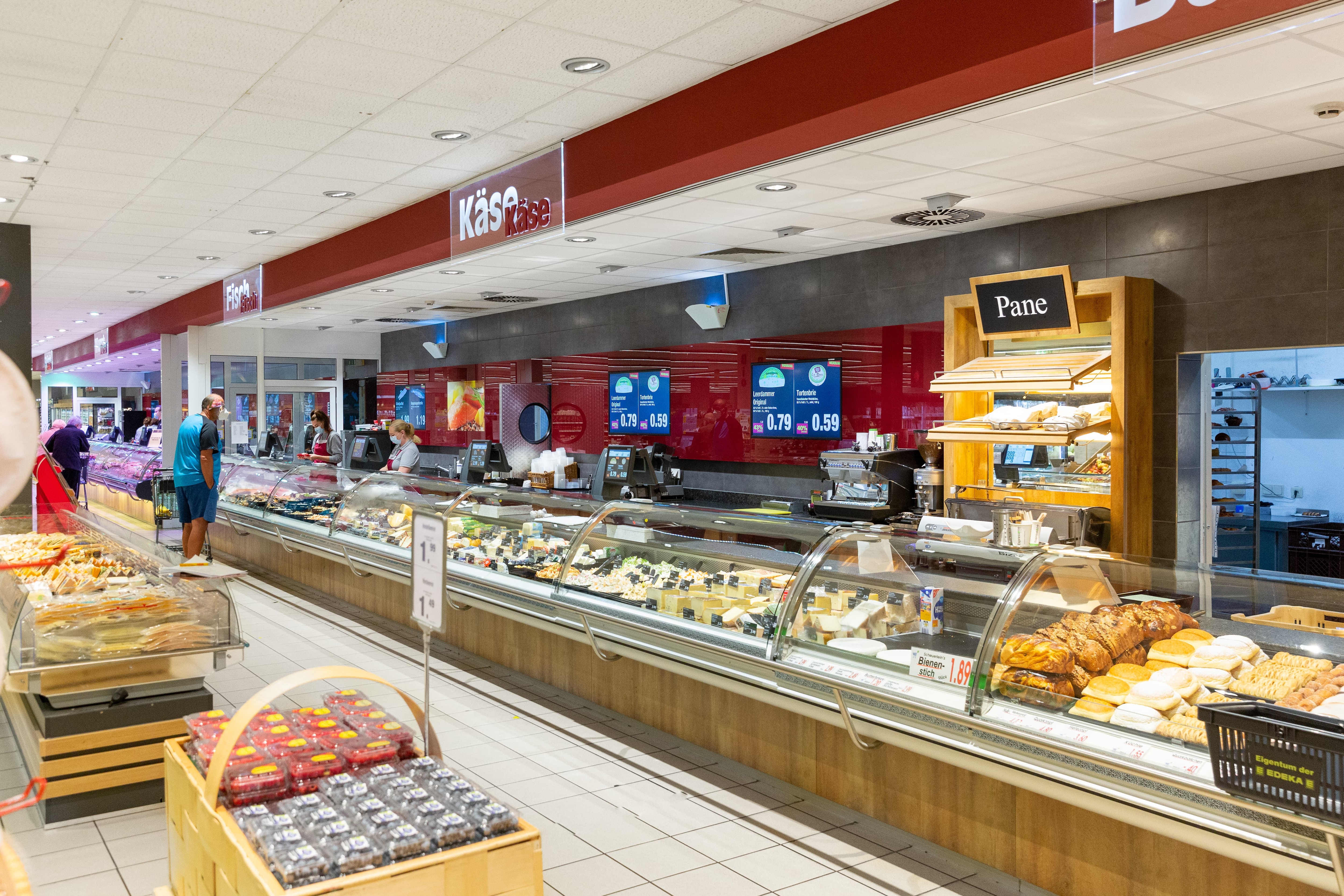Die Käsetheke eines Edeka-Centers.