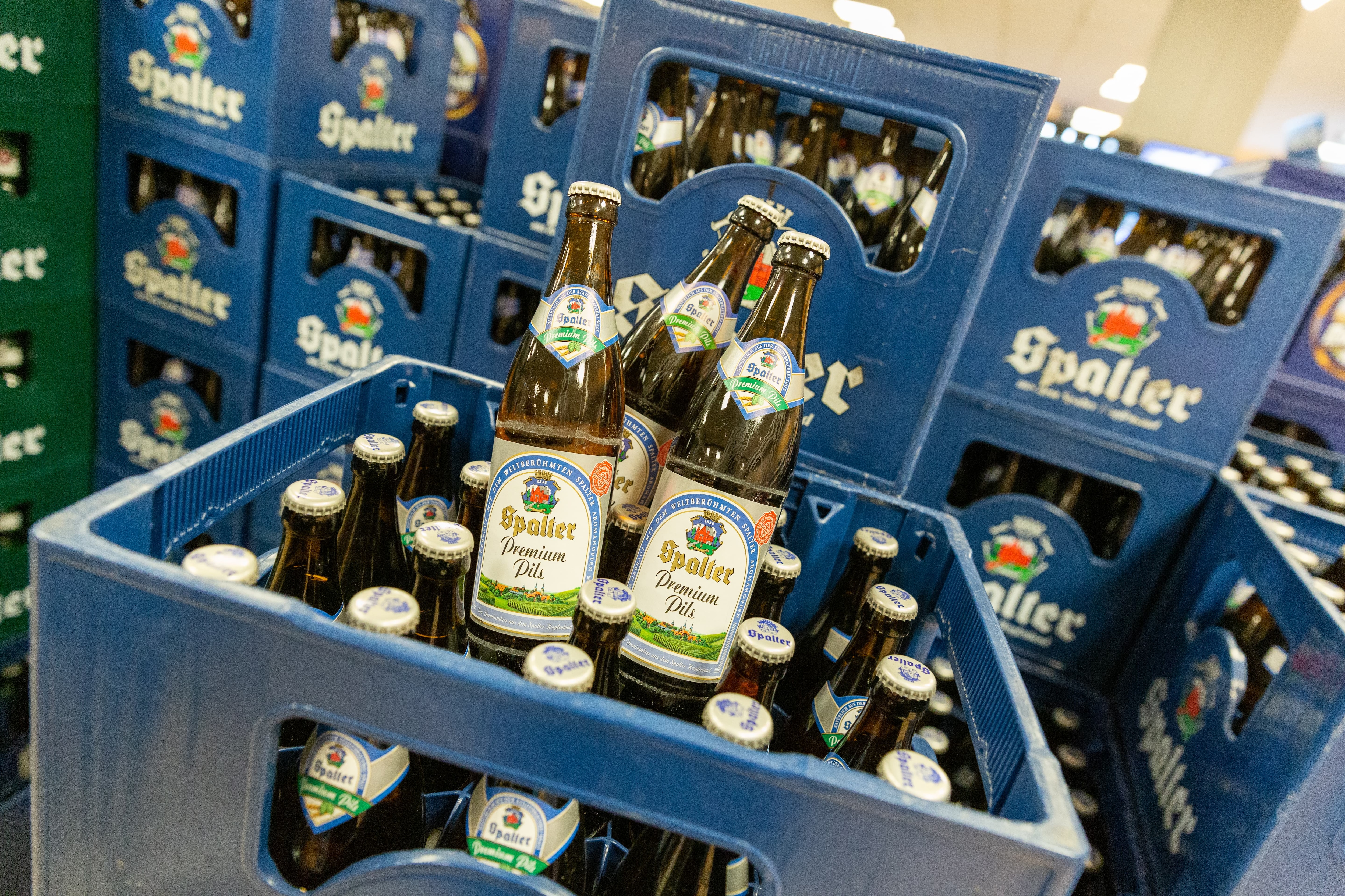 Nahaufnahme eines Kastens Spalter Premium Pils in einem Getränkemarkt.