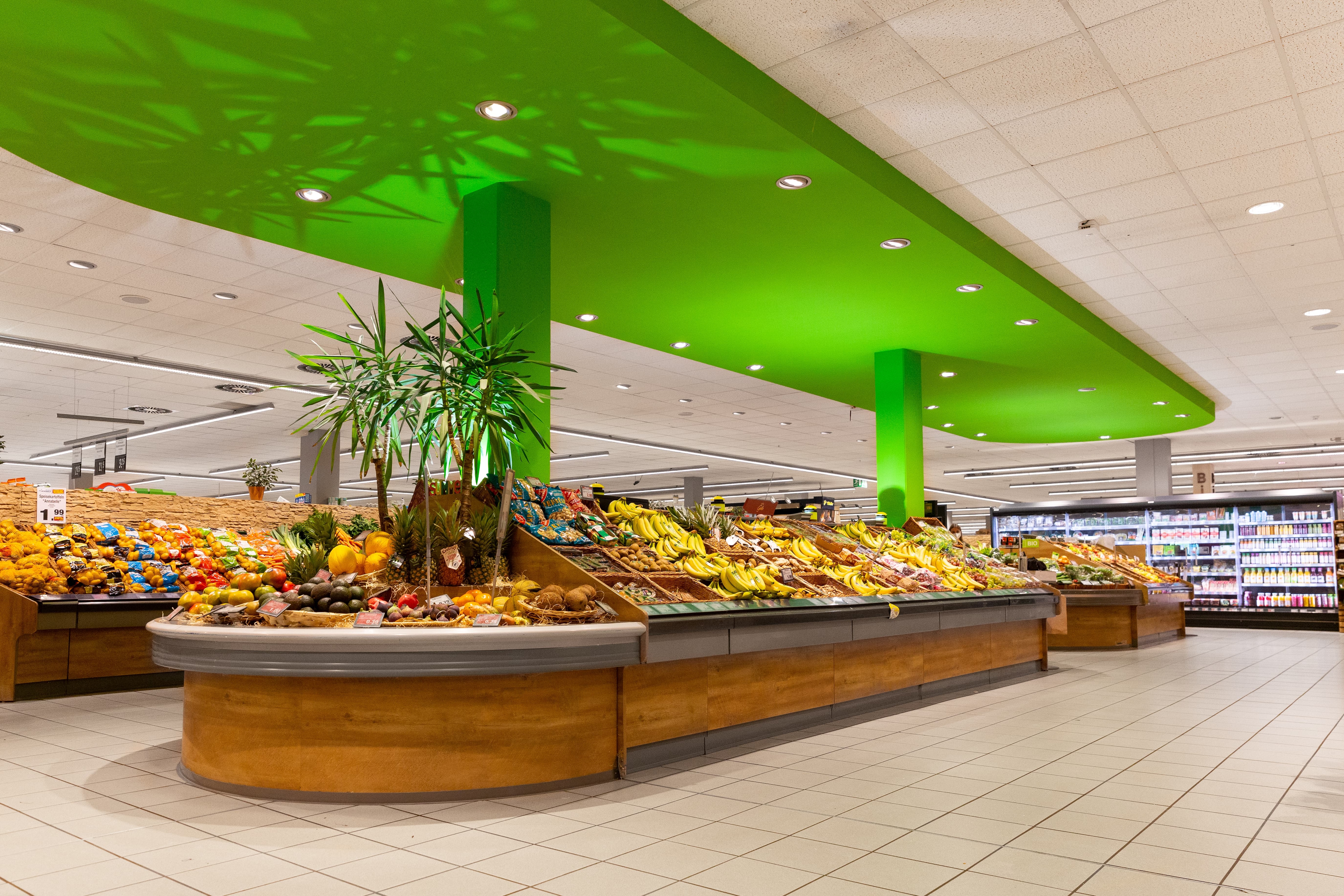 Die Obst- und Gemüseabteilung eines Edeka-Centers.