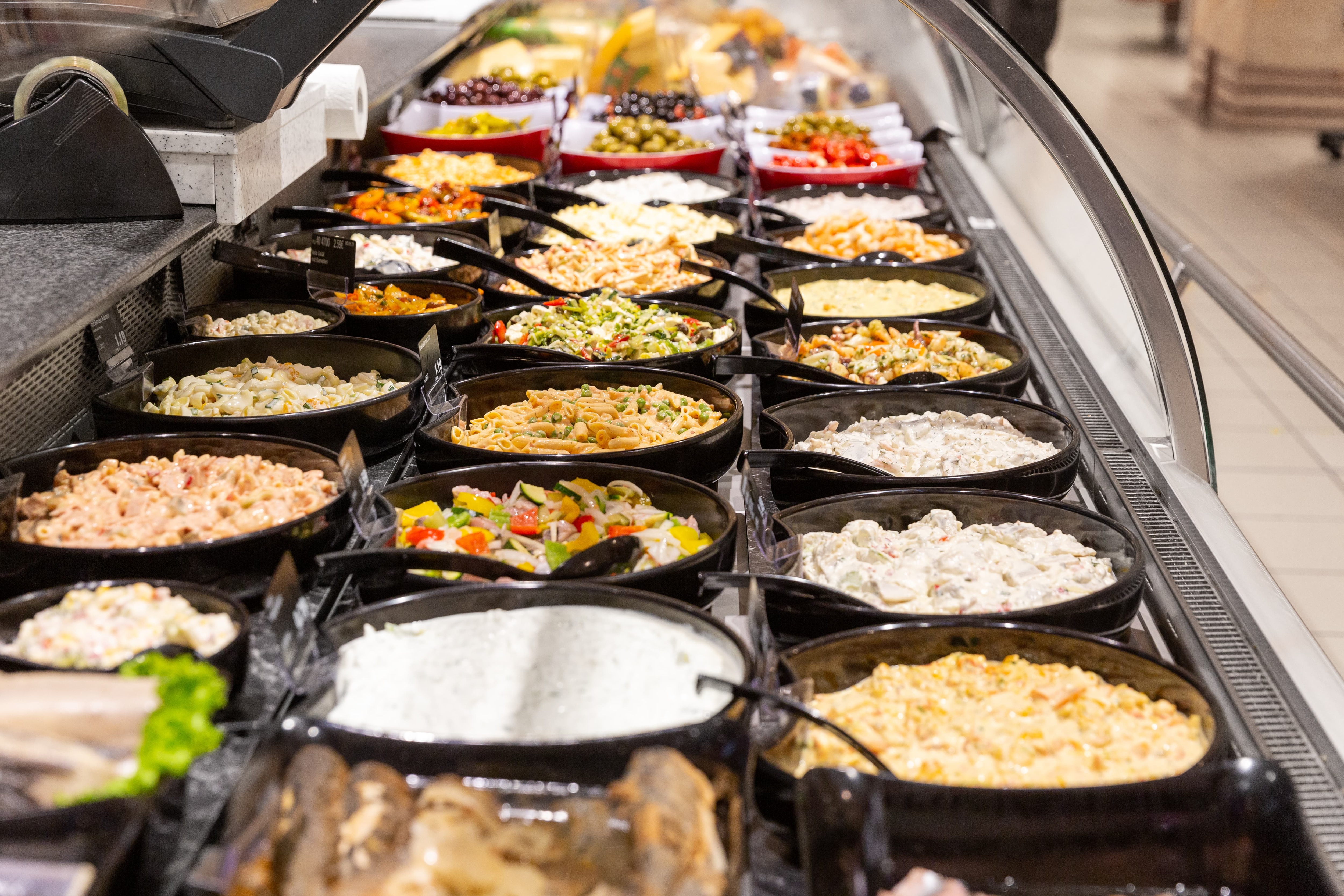 Die Salattheke eines Edeka-Centers.