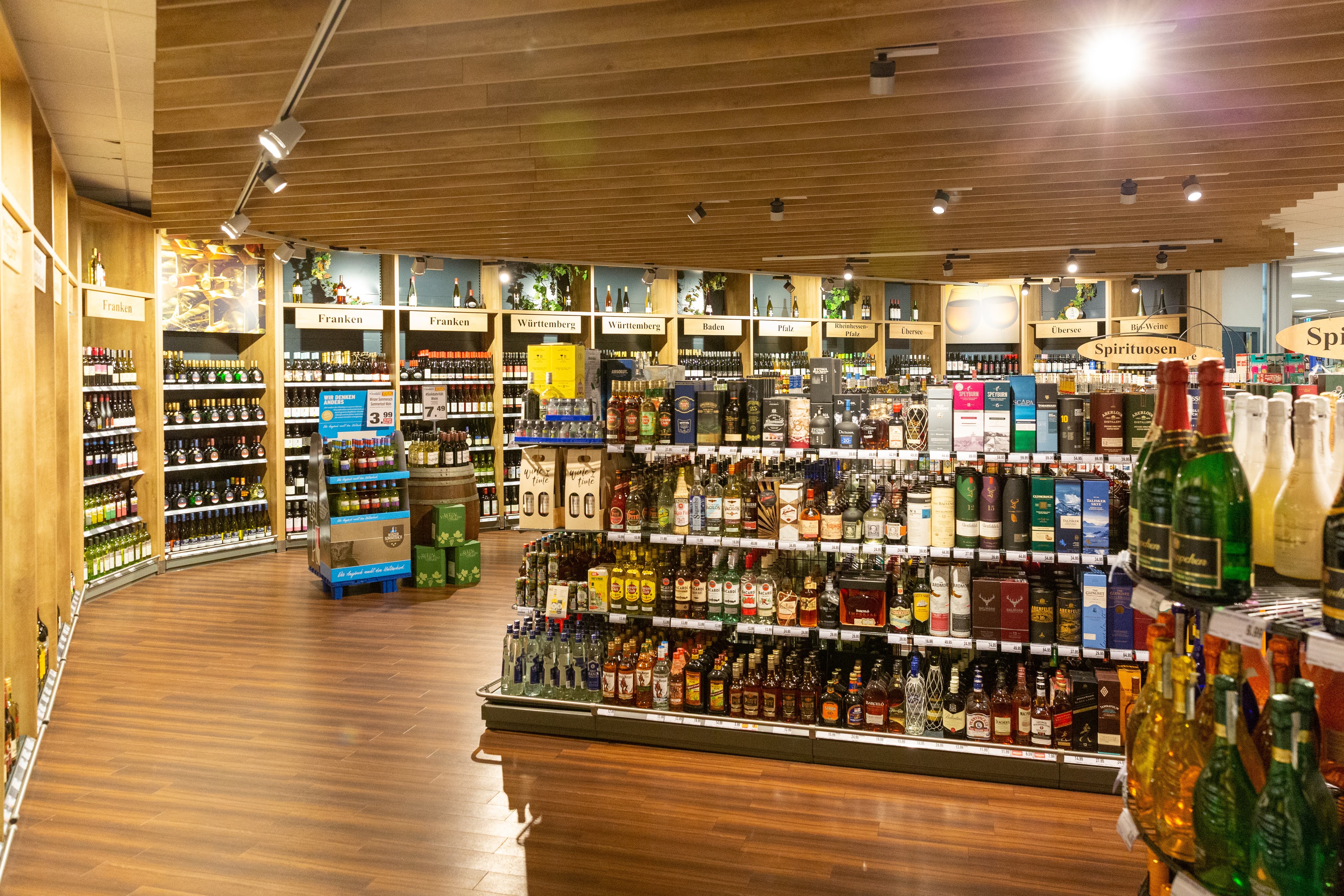 Die Spirituosenabteilung eines Edeka-Centers.