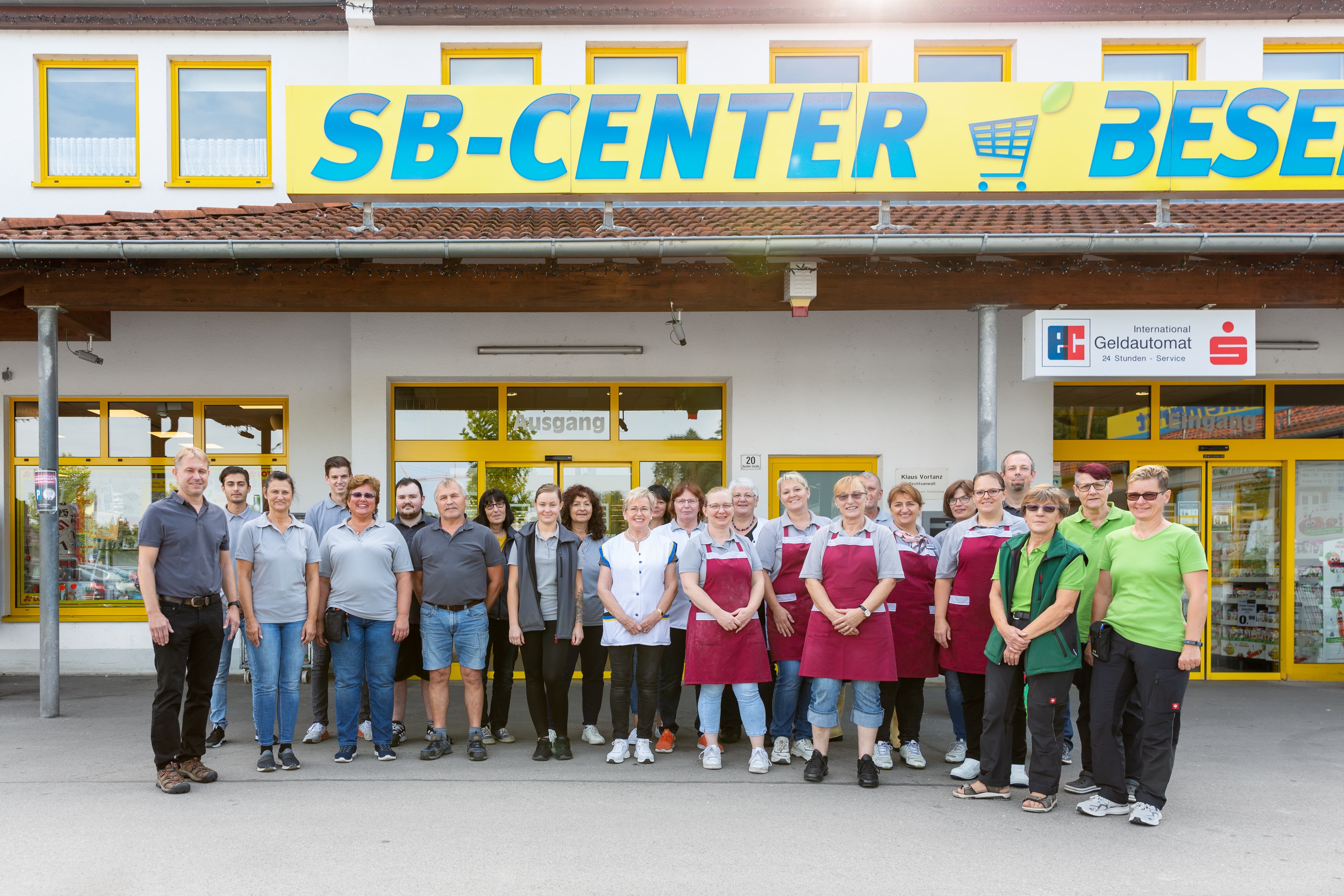 Gruppenfoto der Mitarbeitenden eines Edeka-Centers vor eben jenem Center.