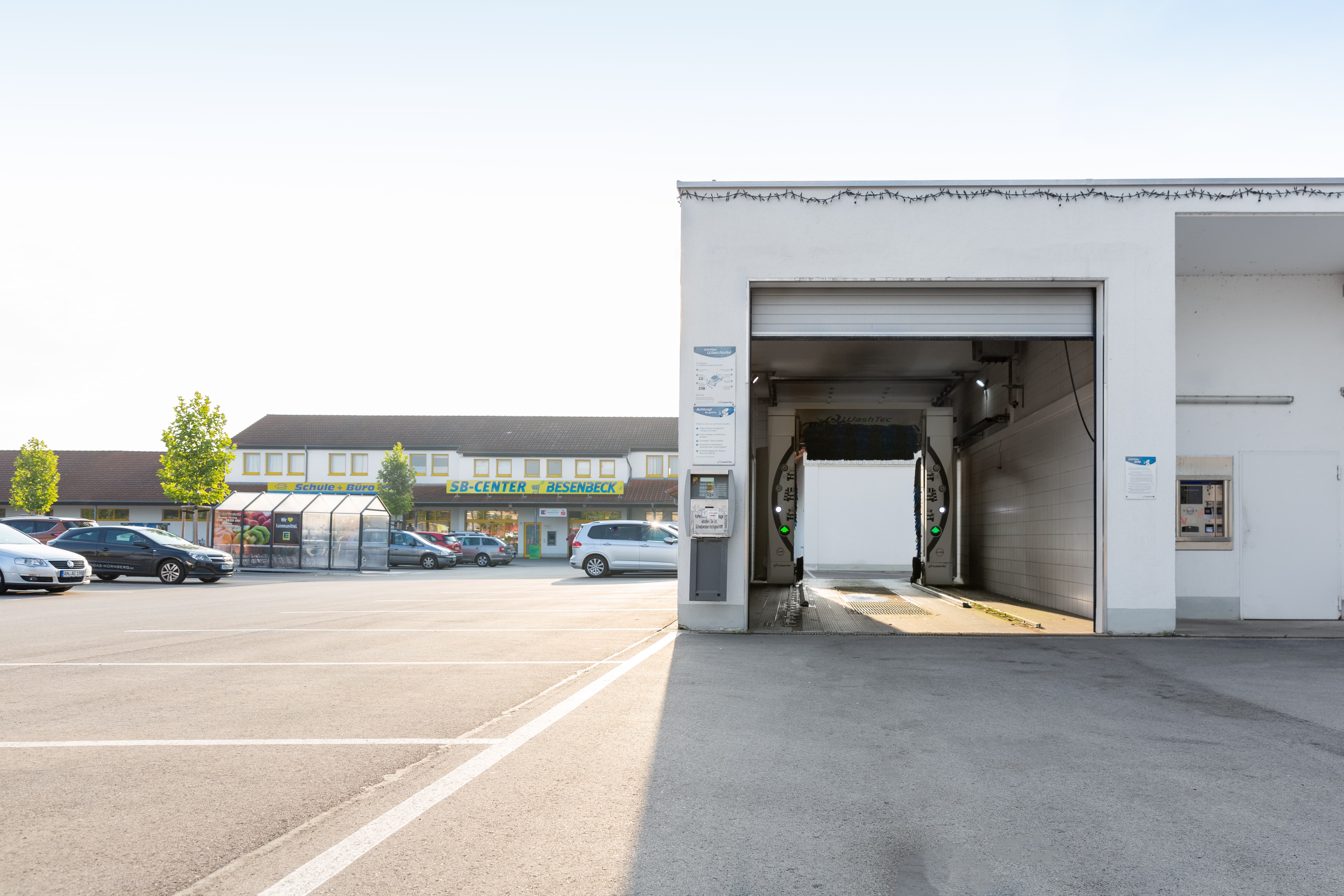 Eine Waschstraße auf dem Parkplatz eines Edeka-Centers
