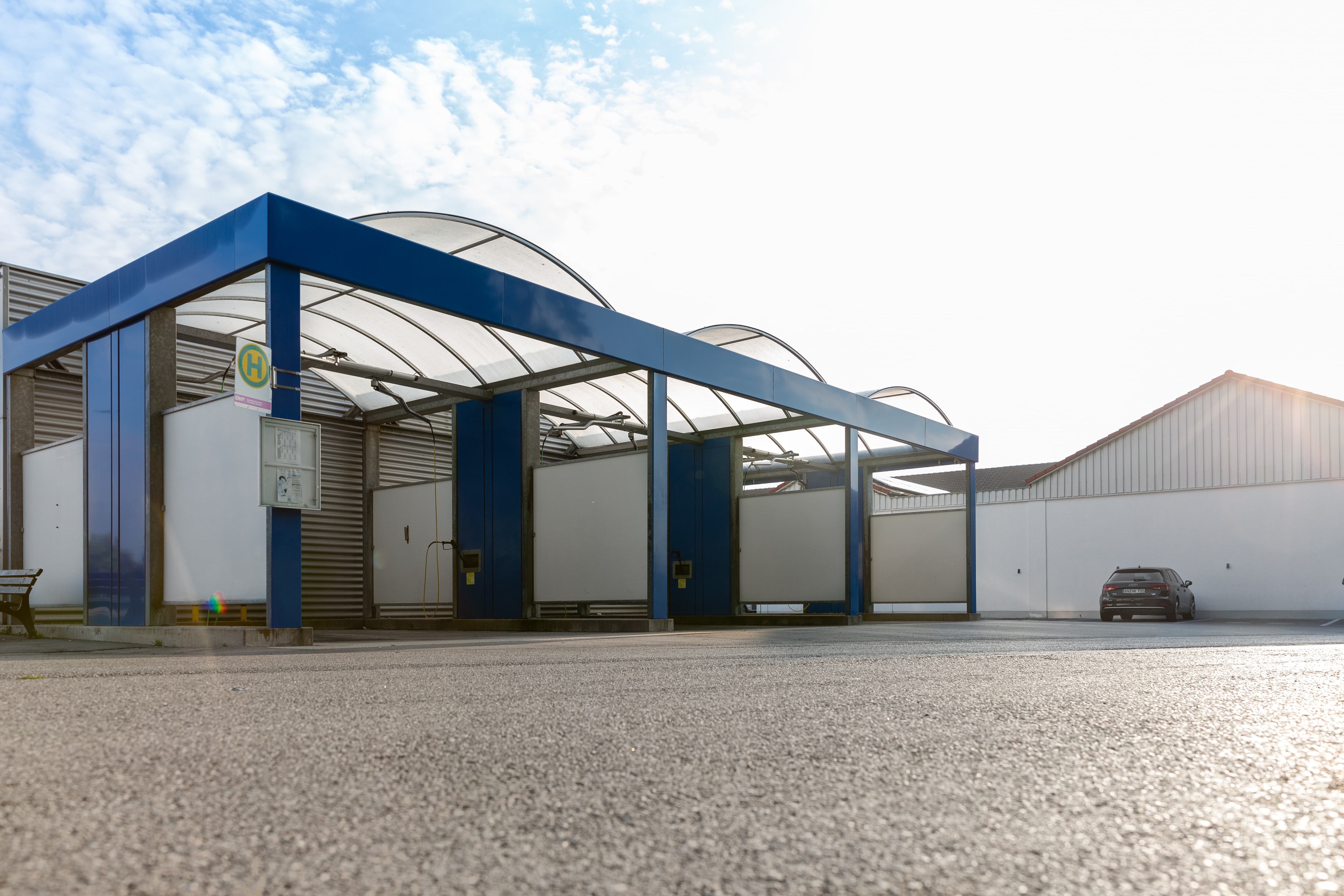 Eine Autowaschanlage auf dem Parkplatz eines Edeka-Centers.