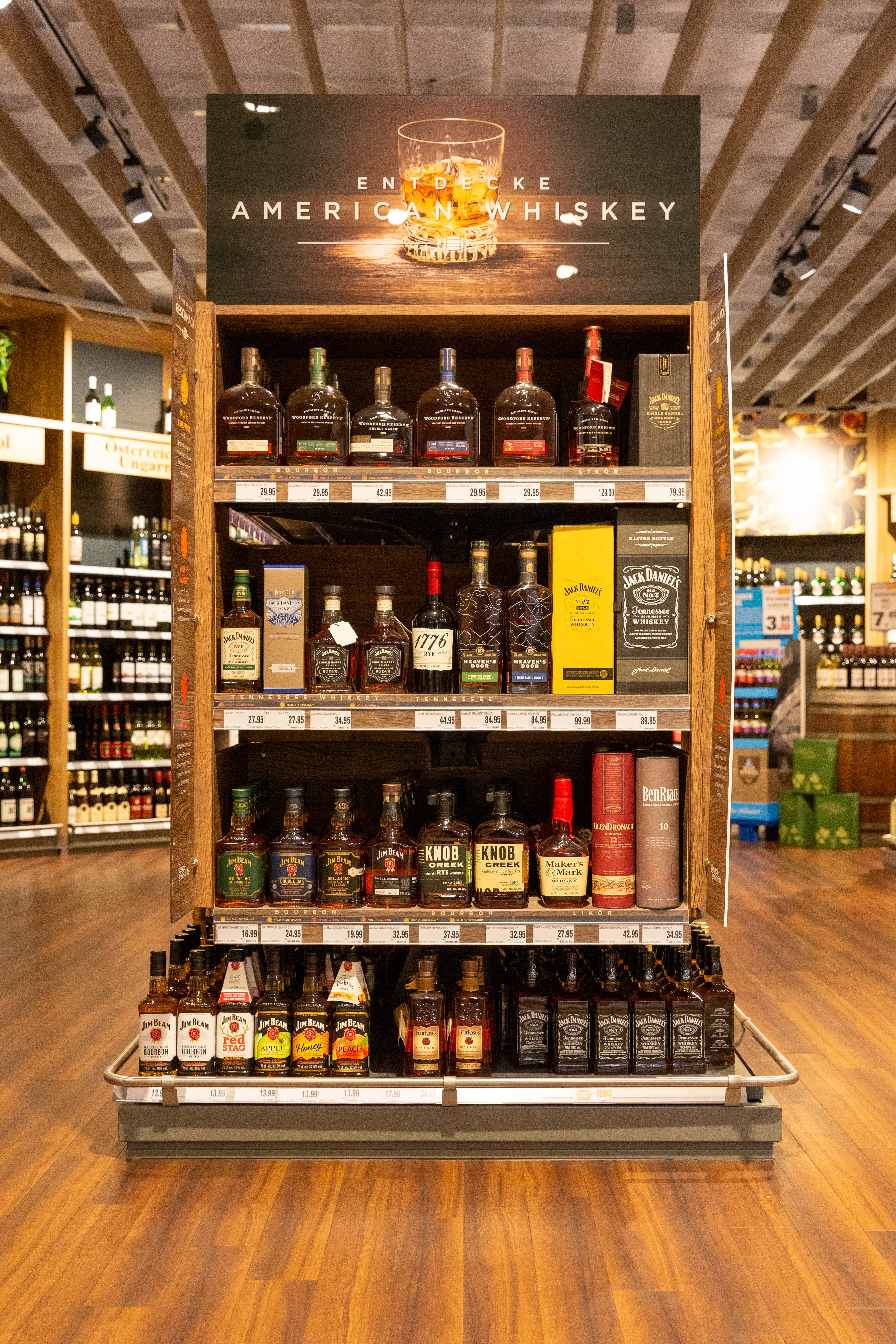 Ein Regal mit verschiednen Sorten von Whisky in der Spirituosenabteilung eines Edeka-Centers.