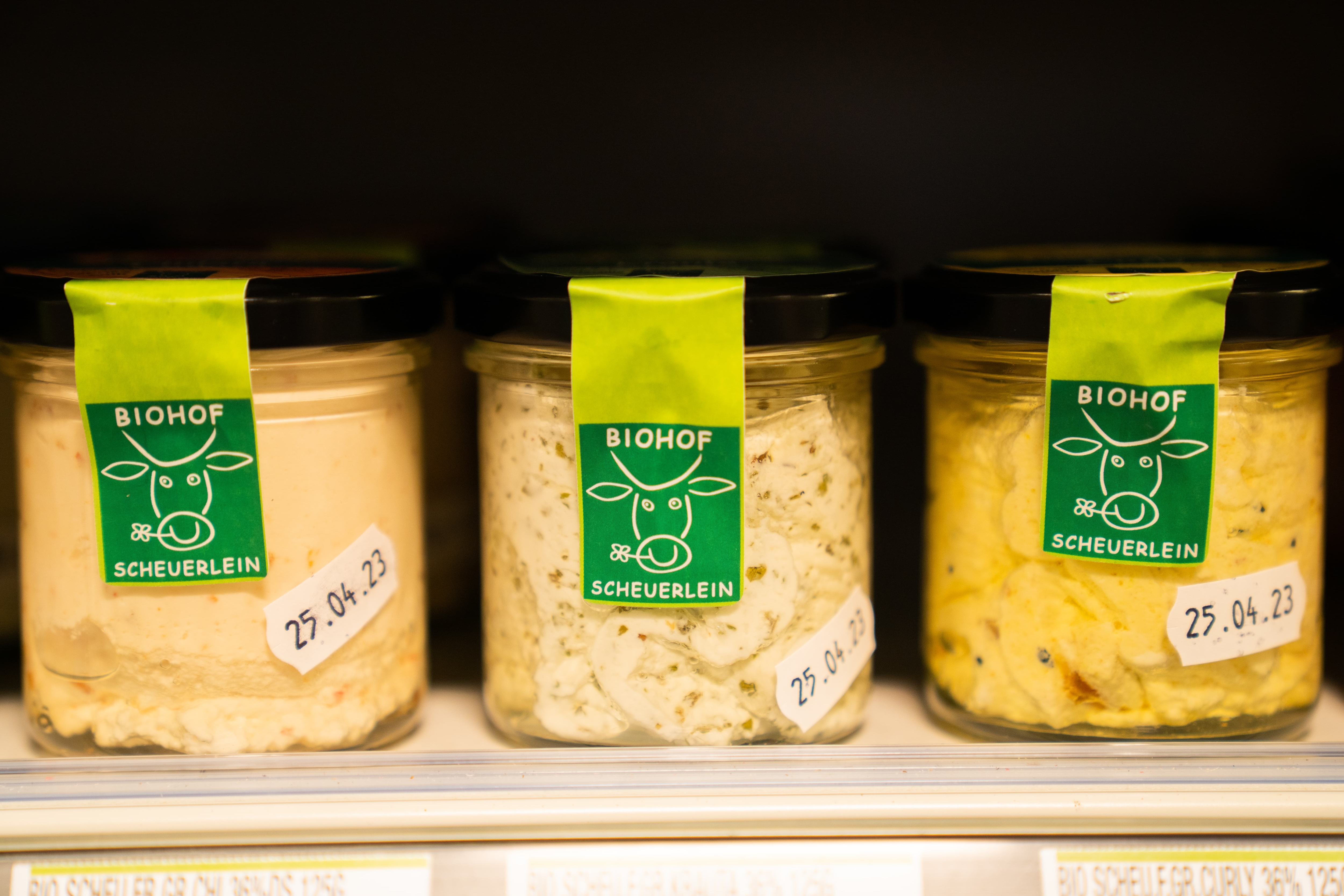 Kleine Gläser mit dem Label Biohof Scheuerlein, auf dem eine illustrierte Kuh ist.