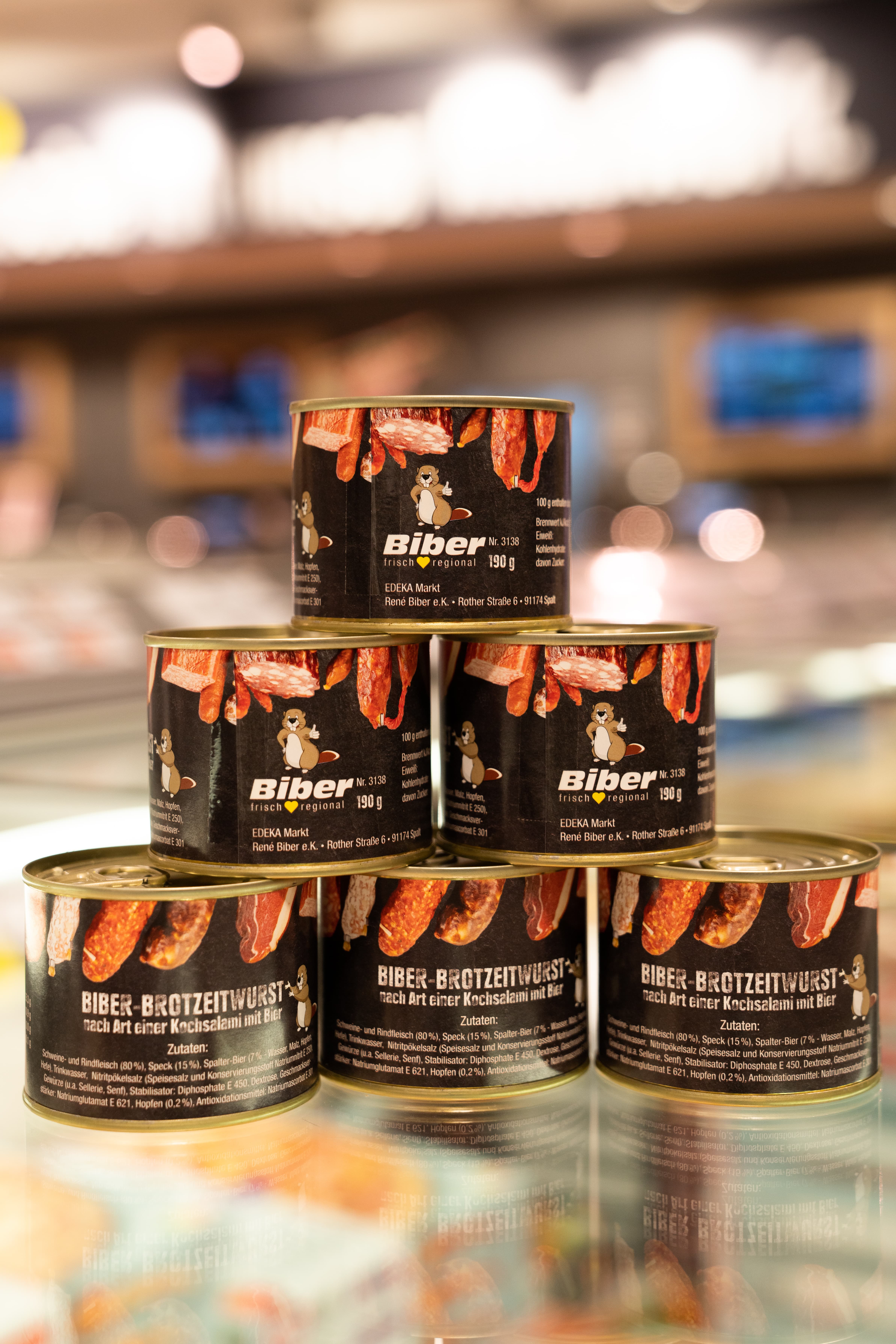 Eine Pyramide aus kleinen Dosen mit BIBER-Brotzeitwurst.
