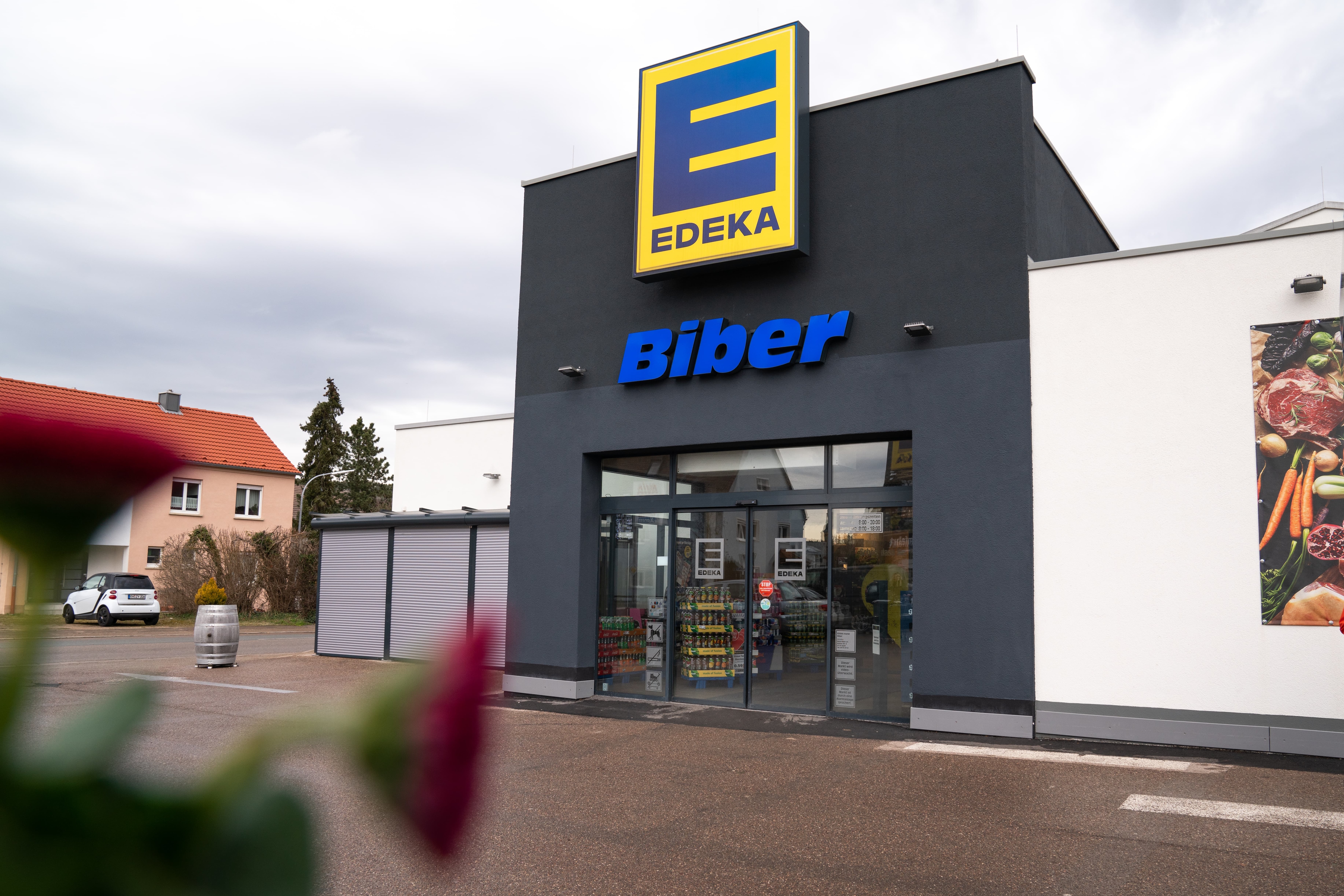 Eingang EDEKA Biber vom Parkplatz aus gesehen.