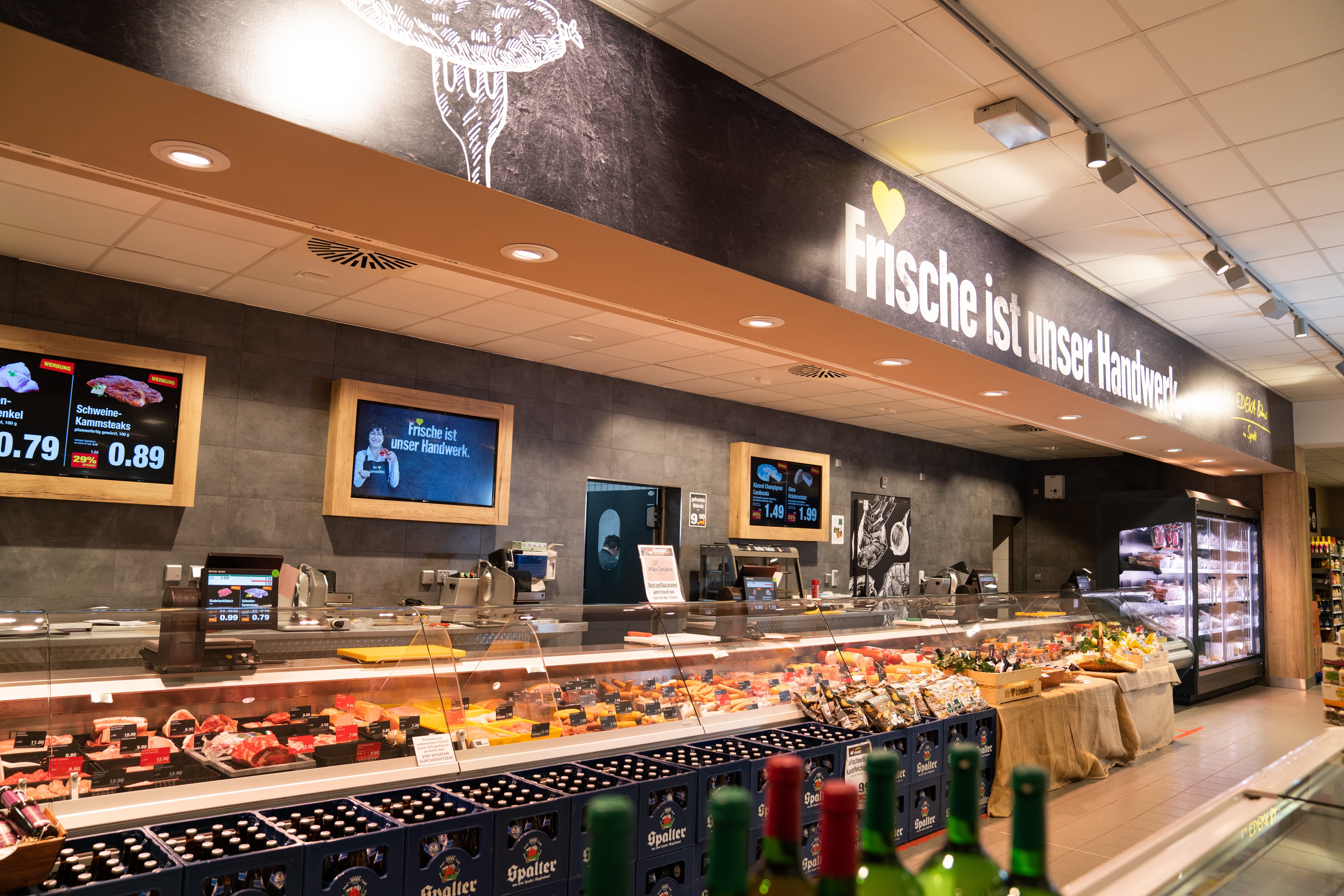Frischetheke in einem EDEKA-Markt.