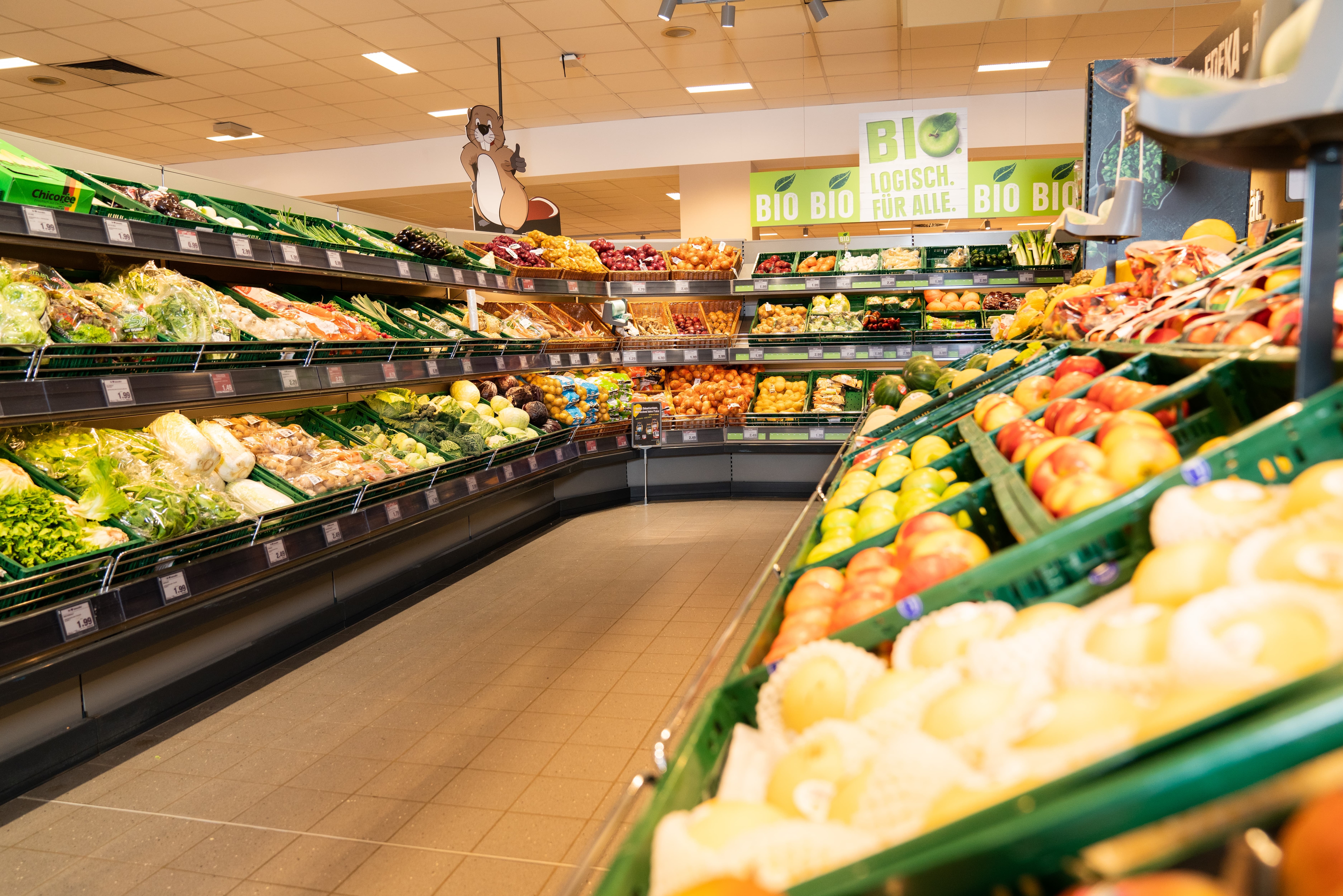 Gemüse- und Obstabteilung eines Supermarktes.