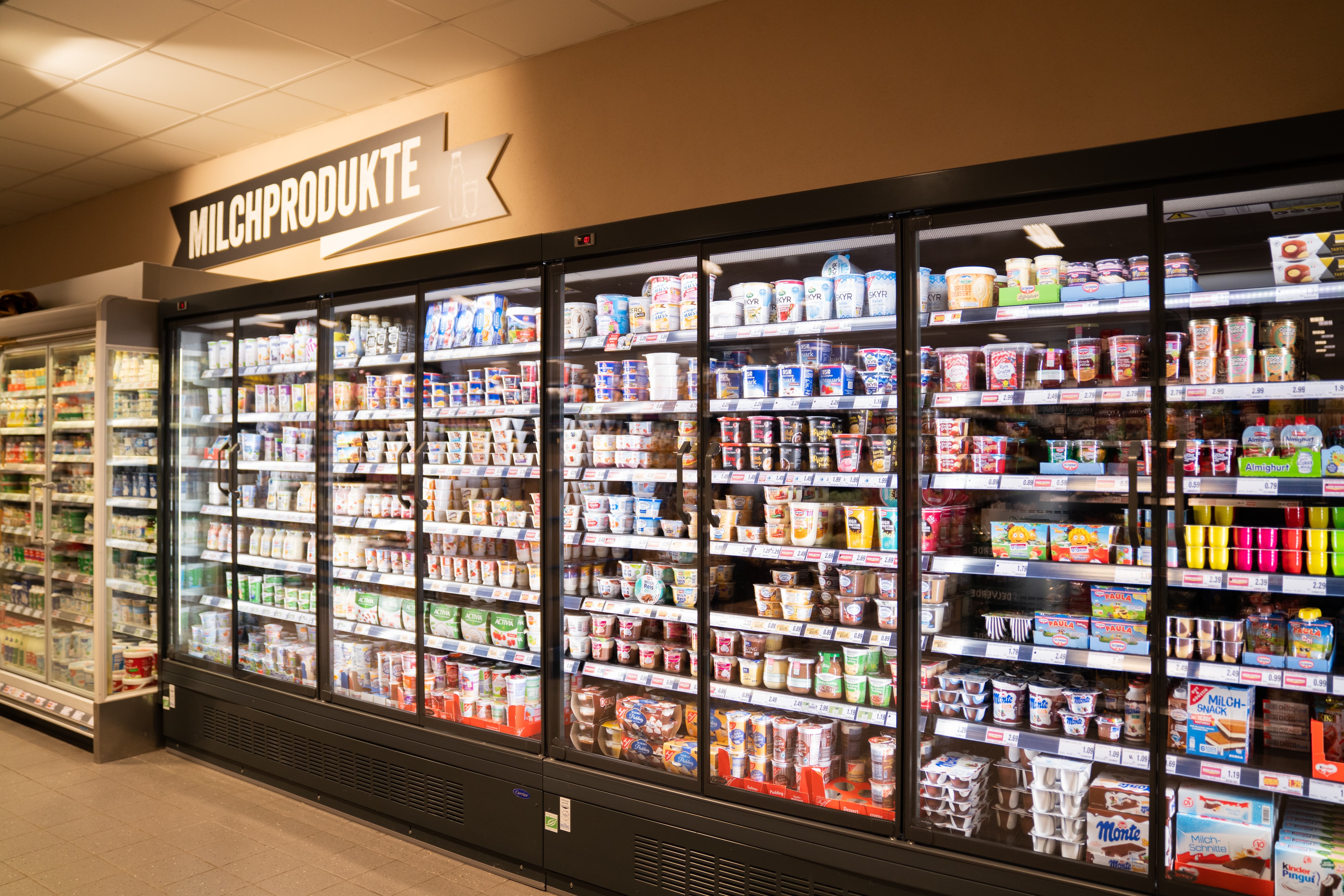 Kühlschränke mit Milchprodukten.