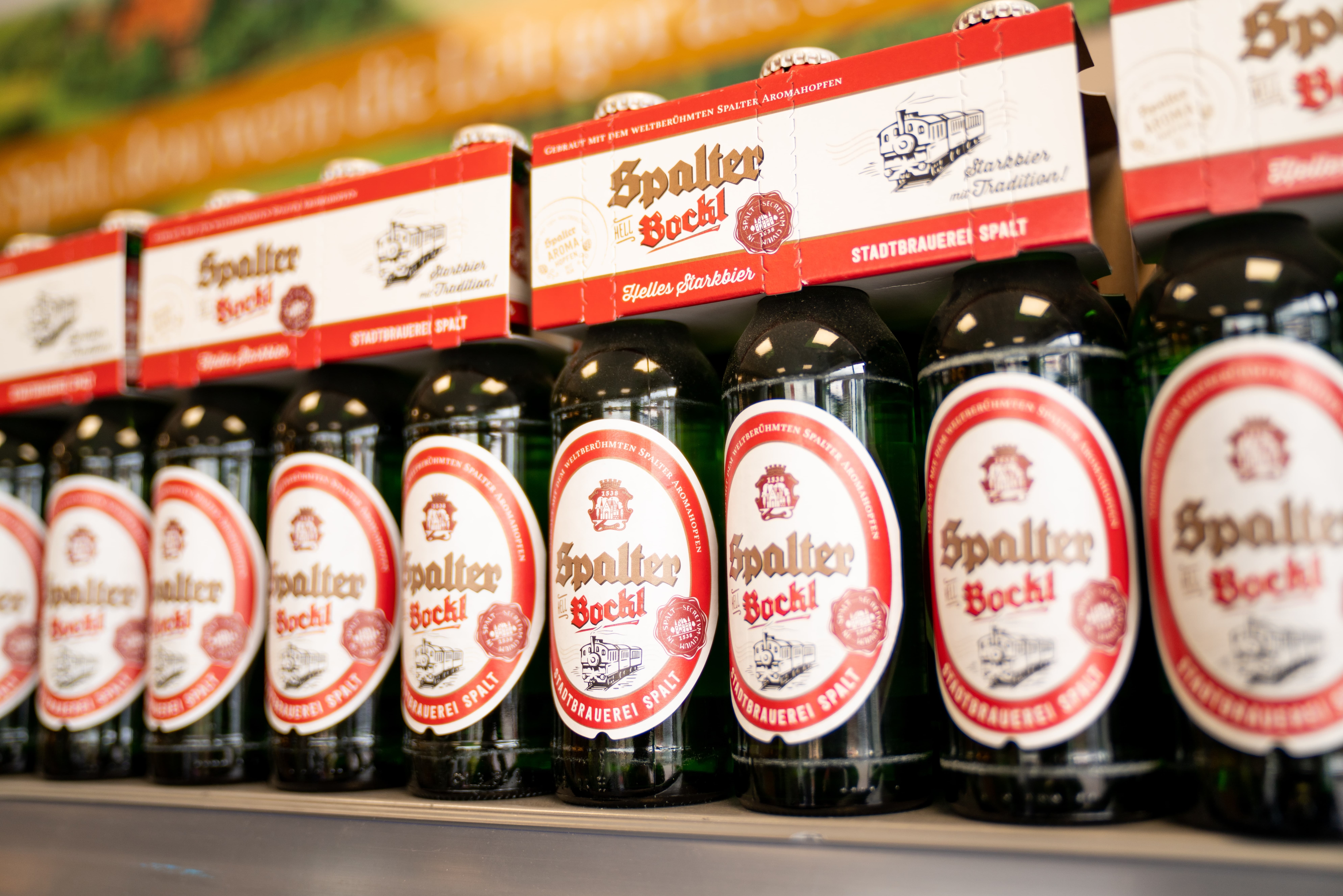 Mehrere Sechserträger Spalter Bockl stehen in einer Reihe.