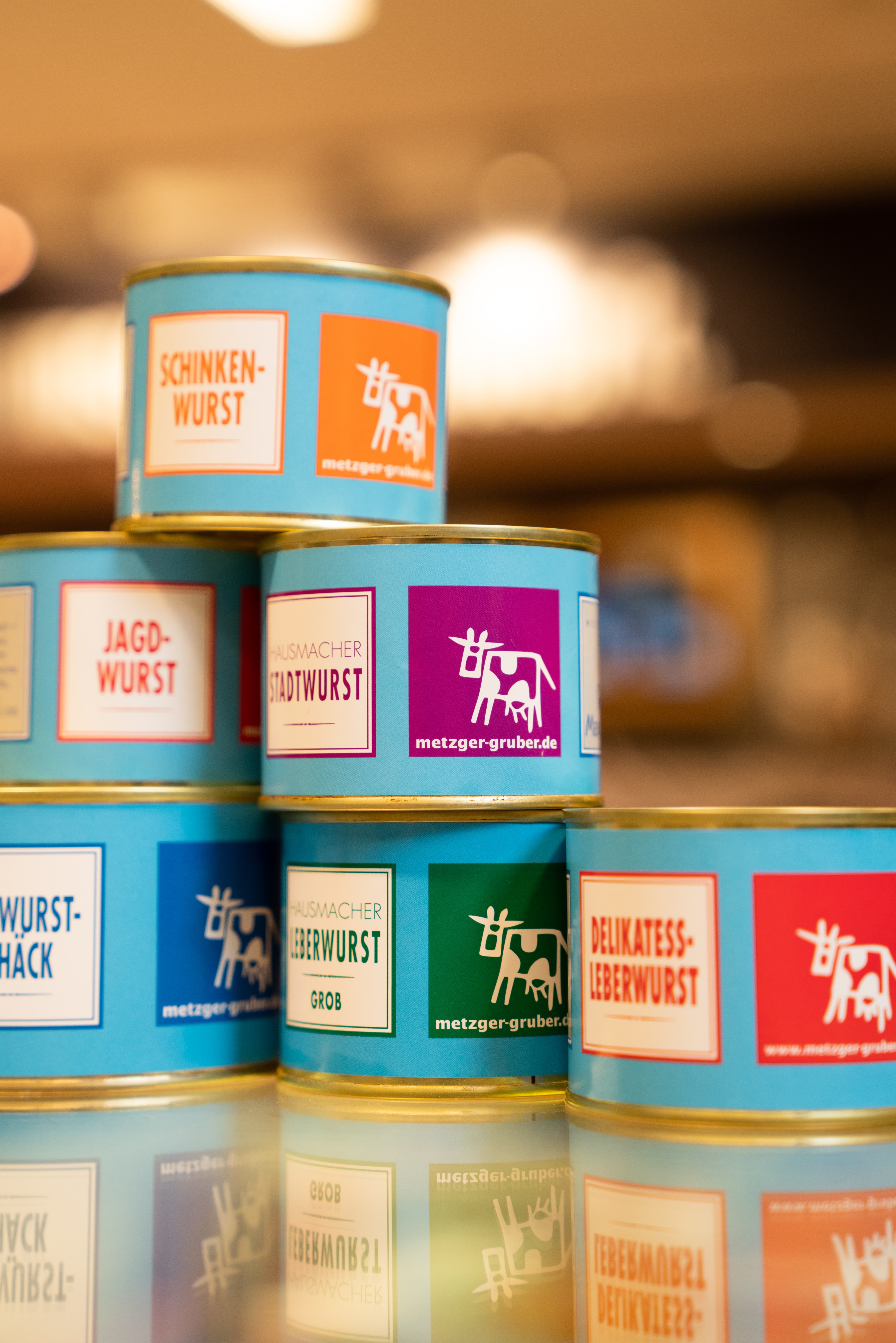 Eine Pyramide aus kleinen Dosen mit Schinken-Wurst, Jagdwurst, Stadtwurst und Leberwurst.