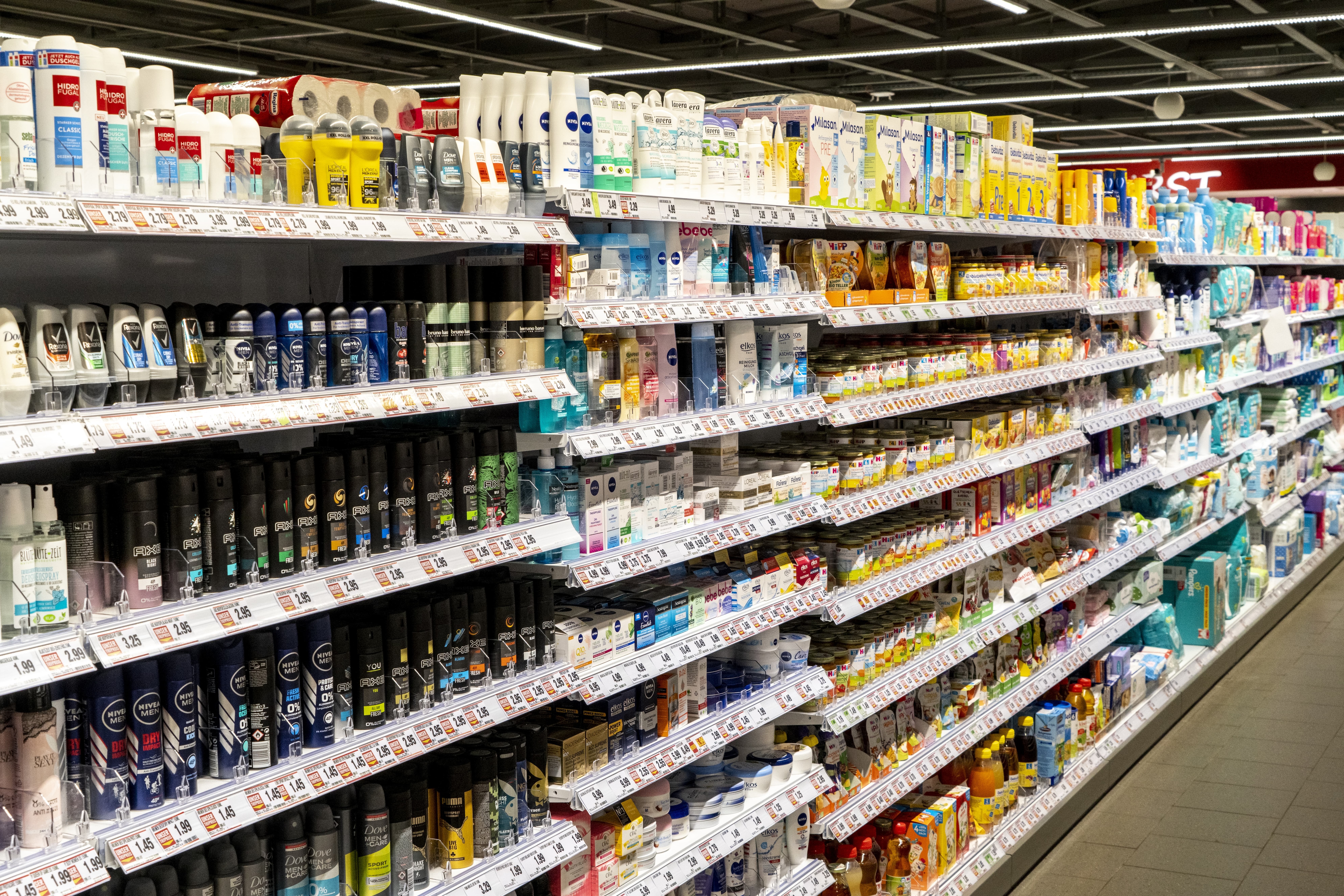 Drogerie-Abteilung eines EDEKA-Markts mit unzähligen Reihen von bunten Produkten, unter anderem Deos, Shampoo und Babynahrung.
