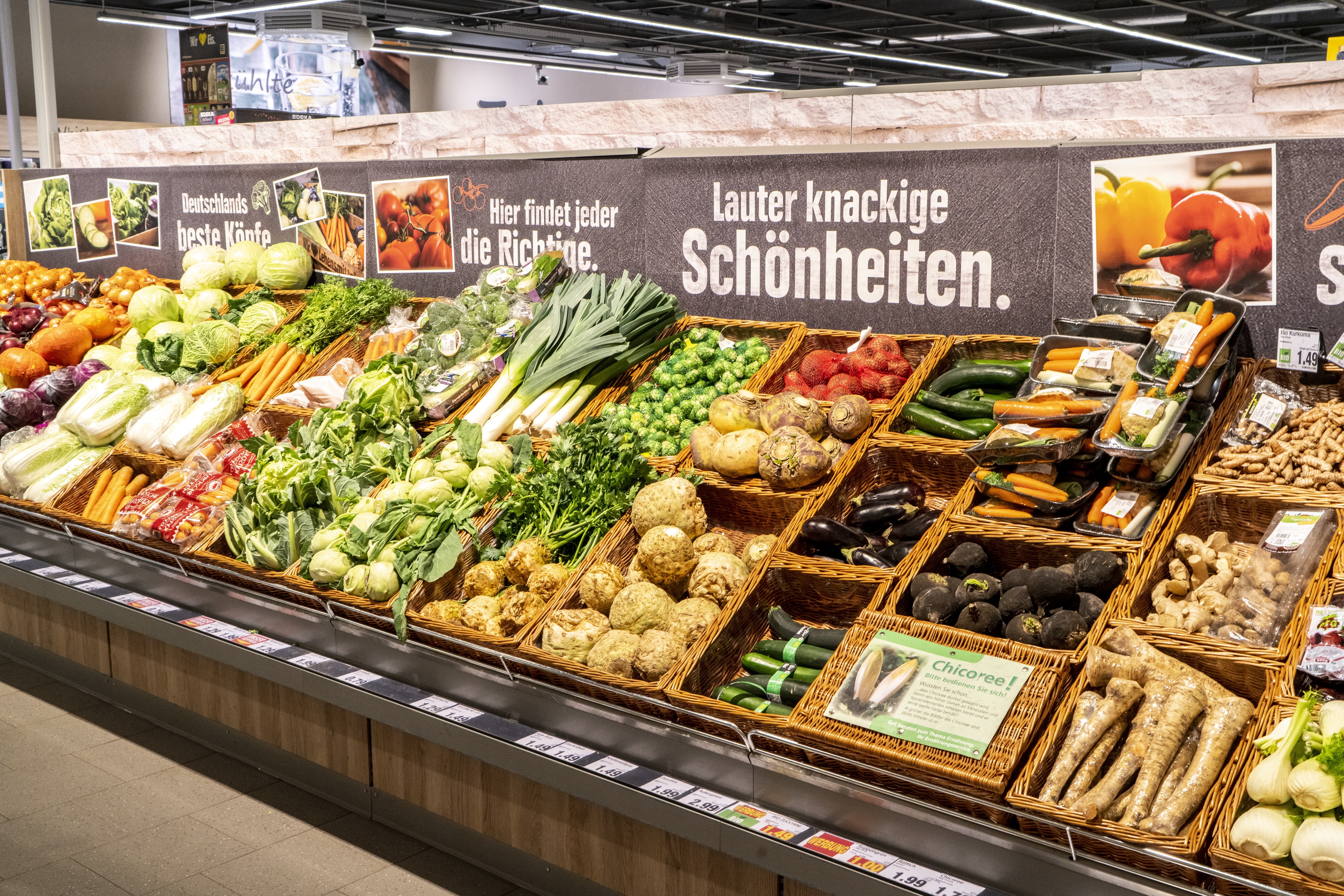 Gemüseabteilung eines EDEKA-Markts mit einer breiten Palette an Gemüsesorten.
