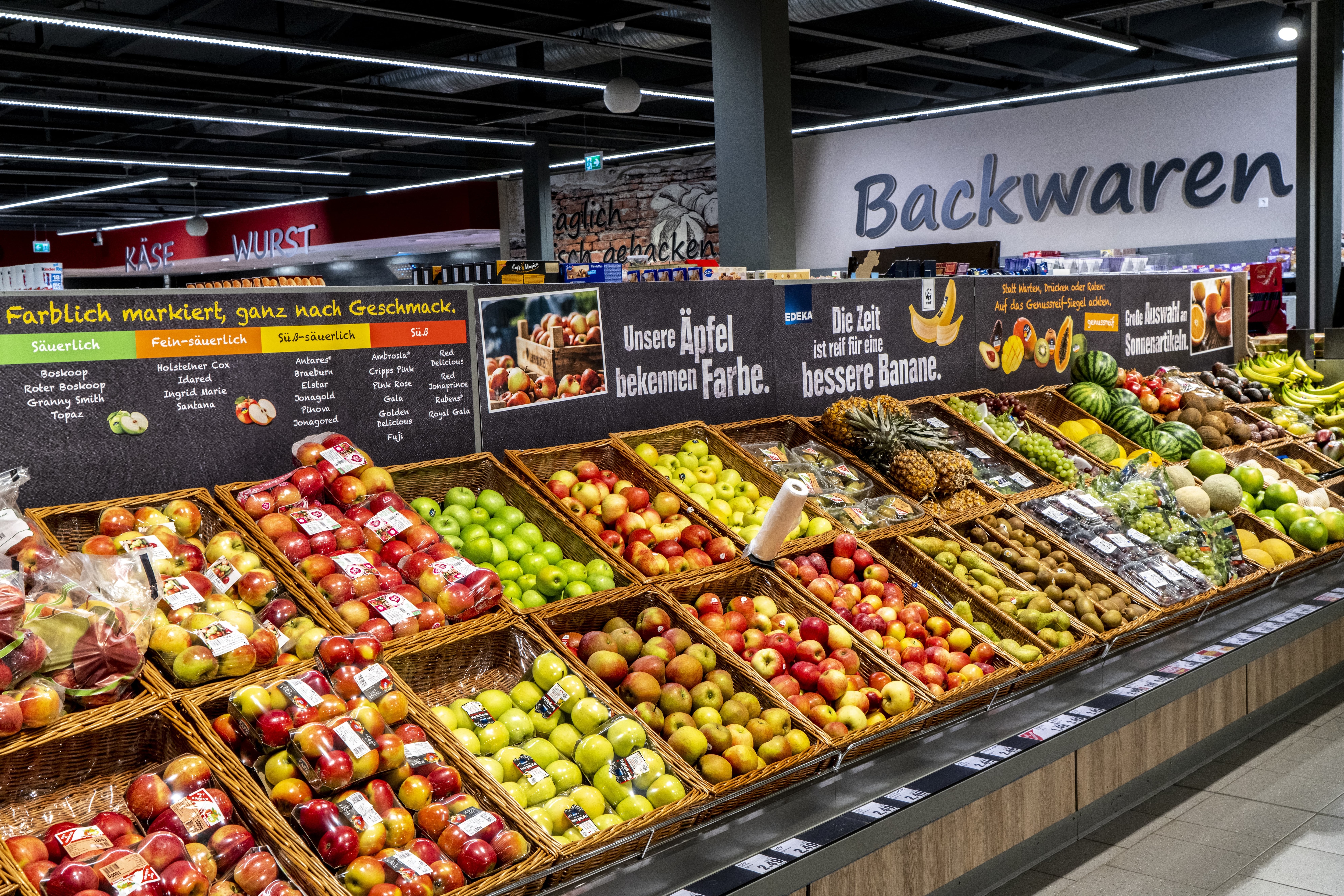 Die Obstabteilung eines EDEKA-Markts, bunt und vielseitig.