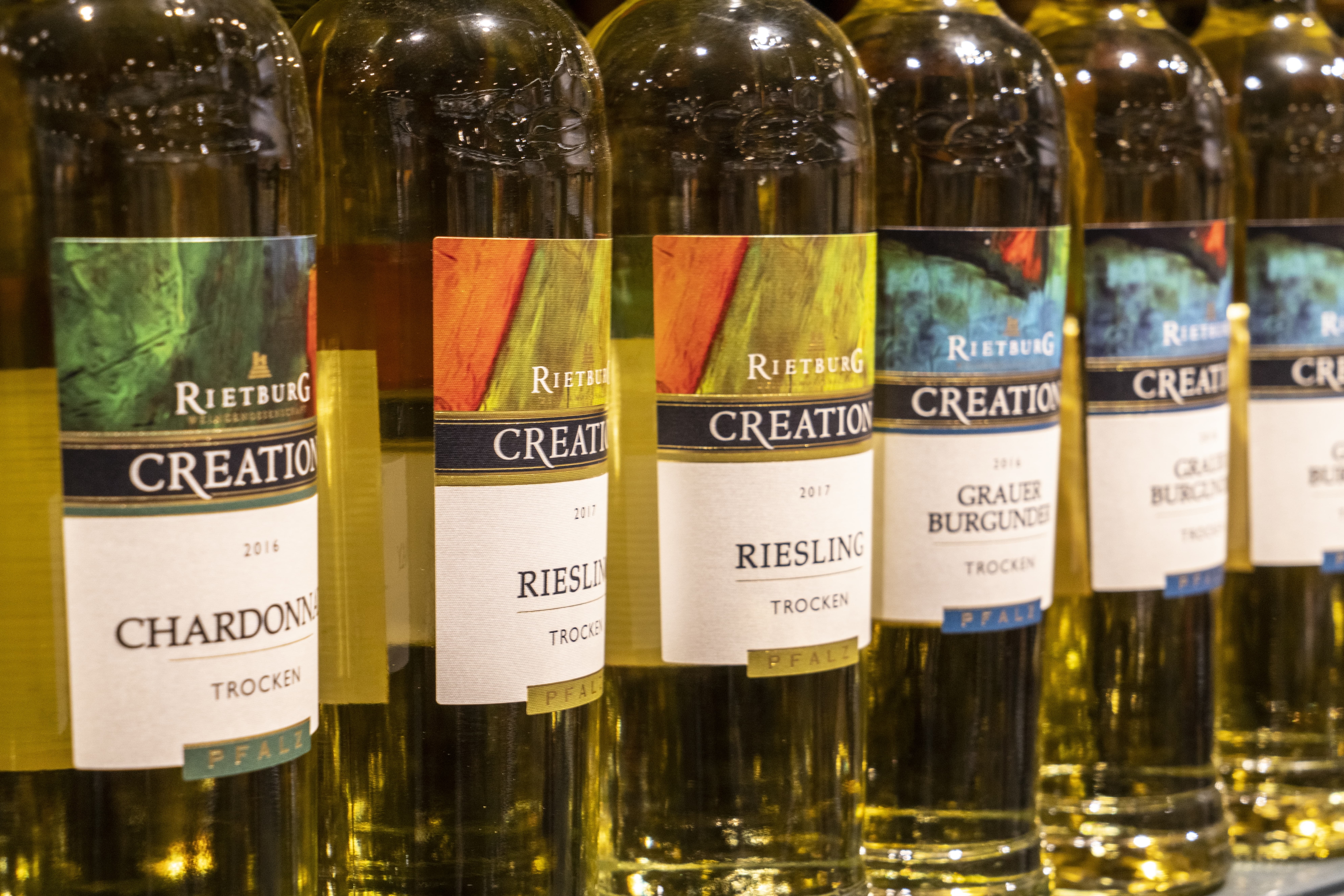 Close-Up verschiedener Weinflaschen mit trockenen Sorten der Marke Rietburg.